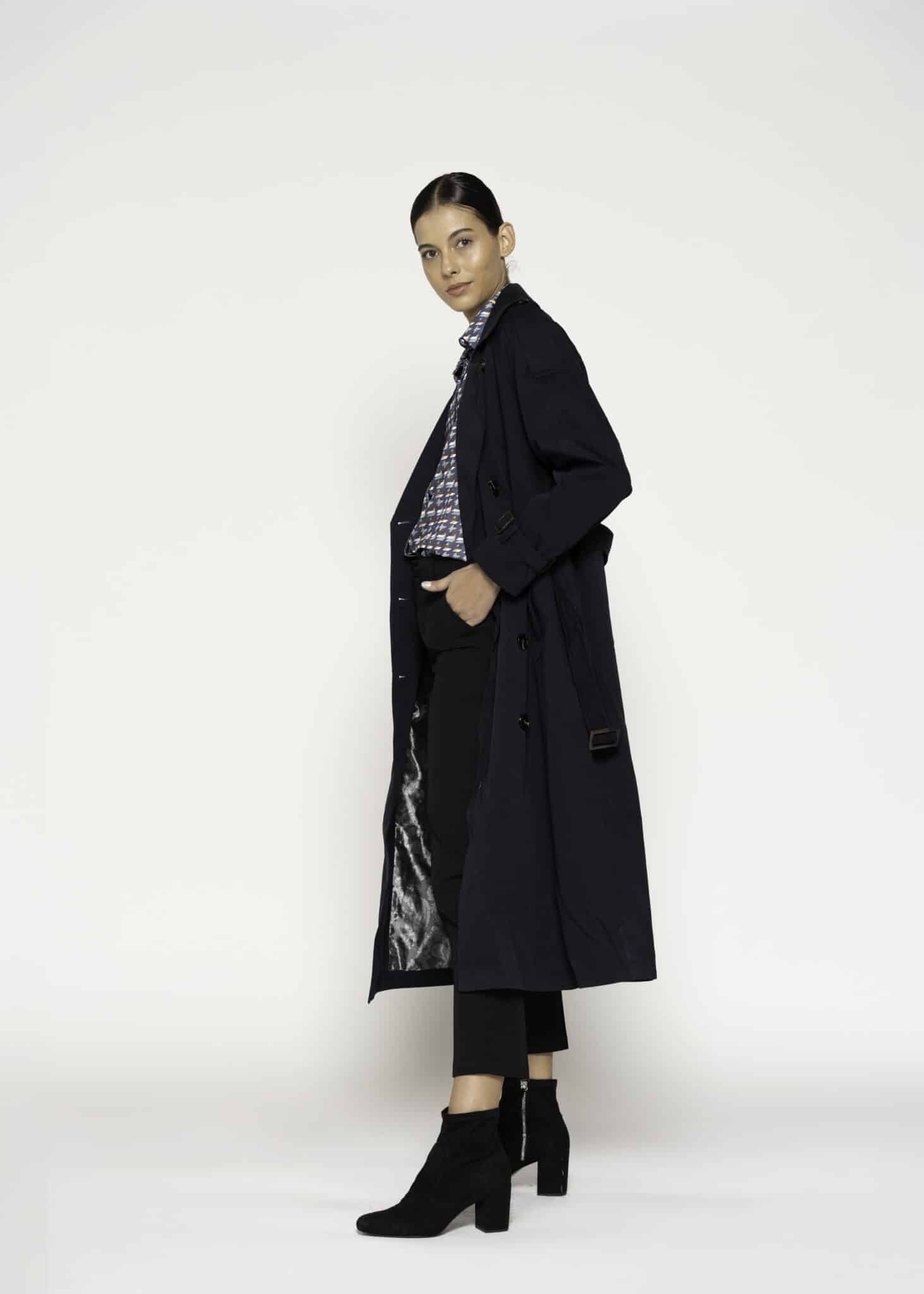 Impermeable largo negro con doble botonadura y cinturón, modelo Formentera, frente completo.