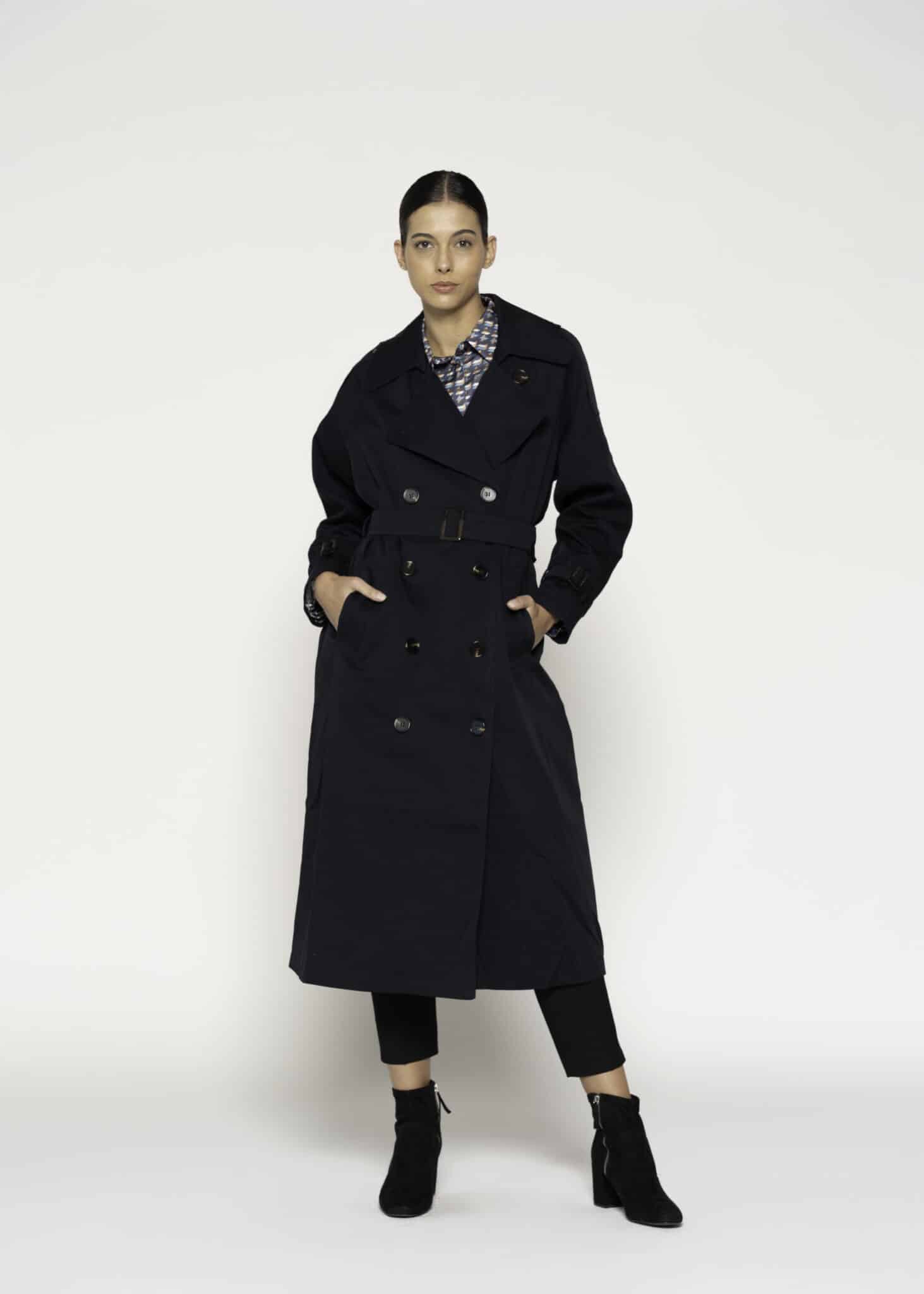 Impermeable largo negro con doble botonadura y cinturón, modelo Formentera, frente completo.