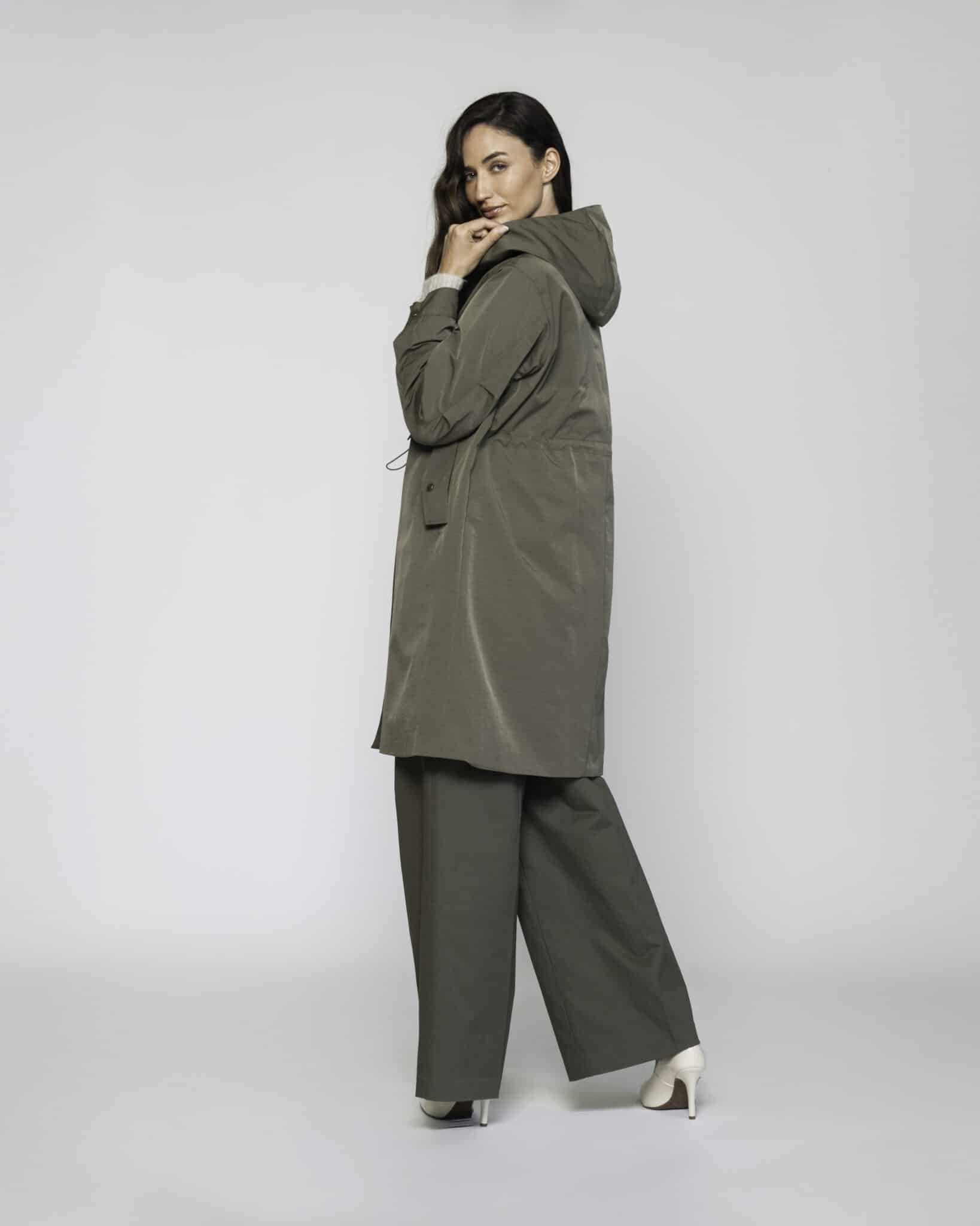 Impermeable verde militar con capucha y bolsillos, modelo Formentera, vista frontal.