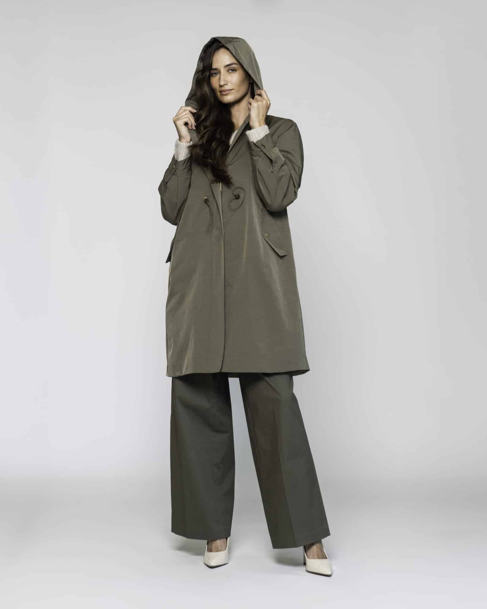 Impermeable verde militar con capucha y bolsillos, modelo Formentera, vista frontal.