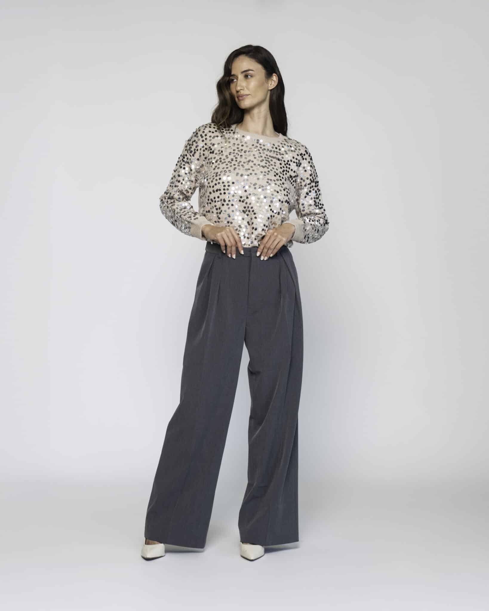 Pantalón ancho gris con pinzas y bolsillos laterales, modelo Formentera, vista frontal completa.