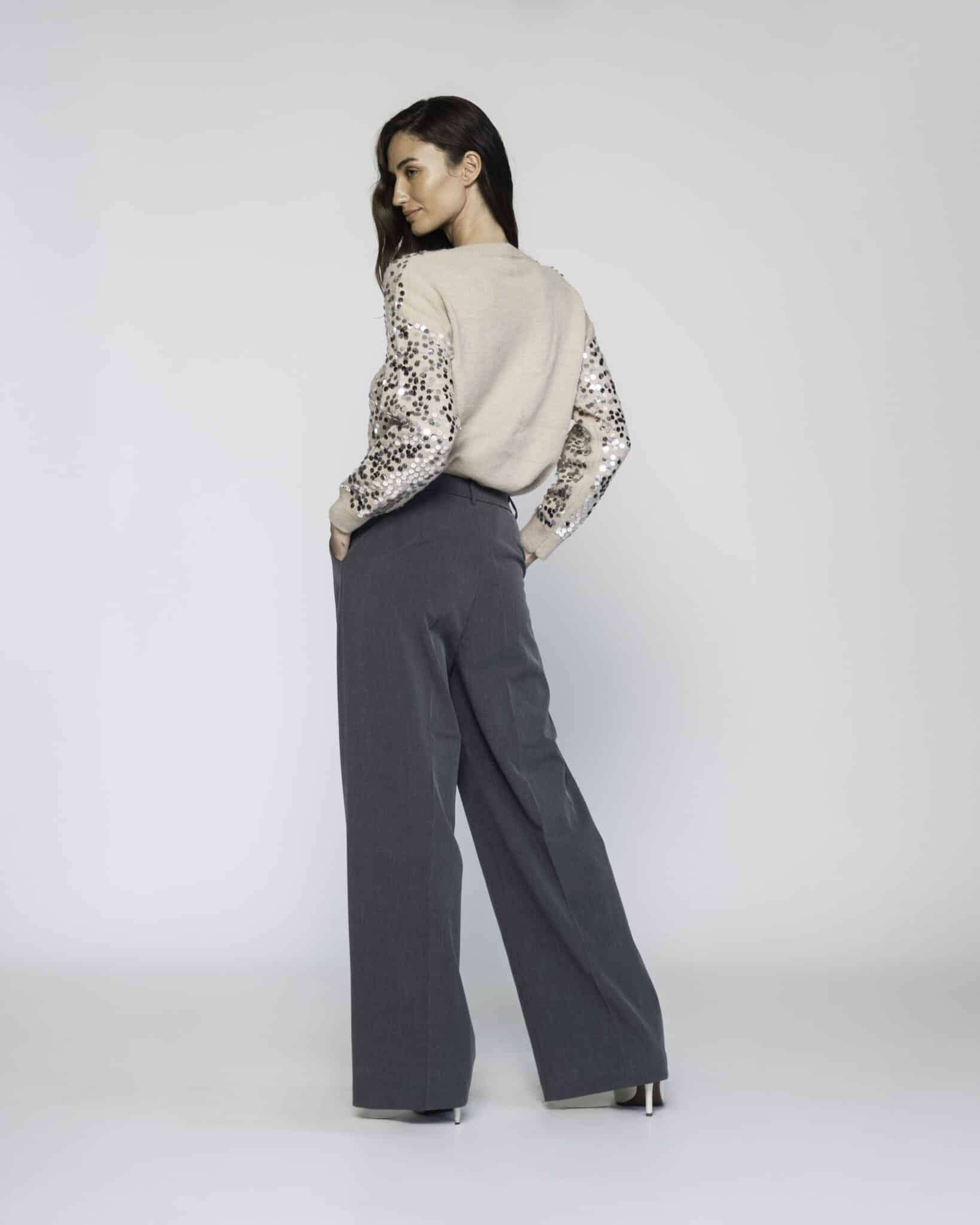 Pantalón ancho gris con pinzas y bolsillos laterales, modelo Formentera, vista frontal completa.