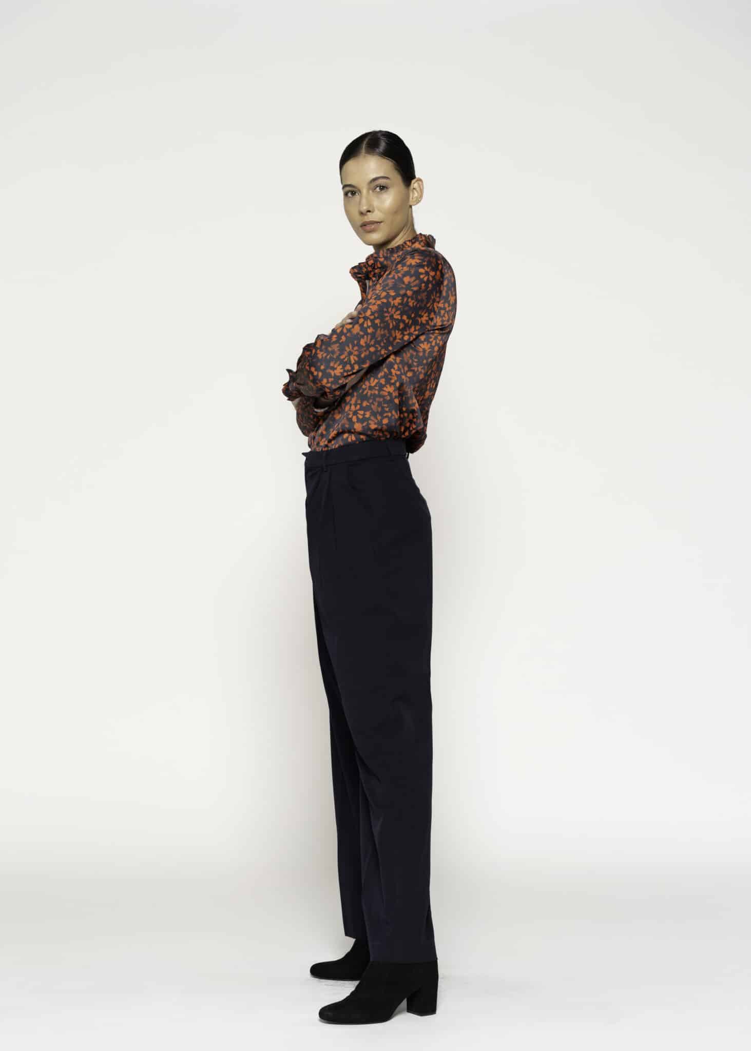 Pantalón ancho negro de tiro alto con pinzas, corte palazzo, modelo Formentera, vista frontal completa.