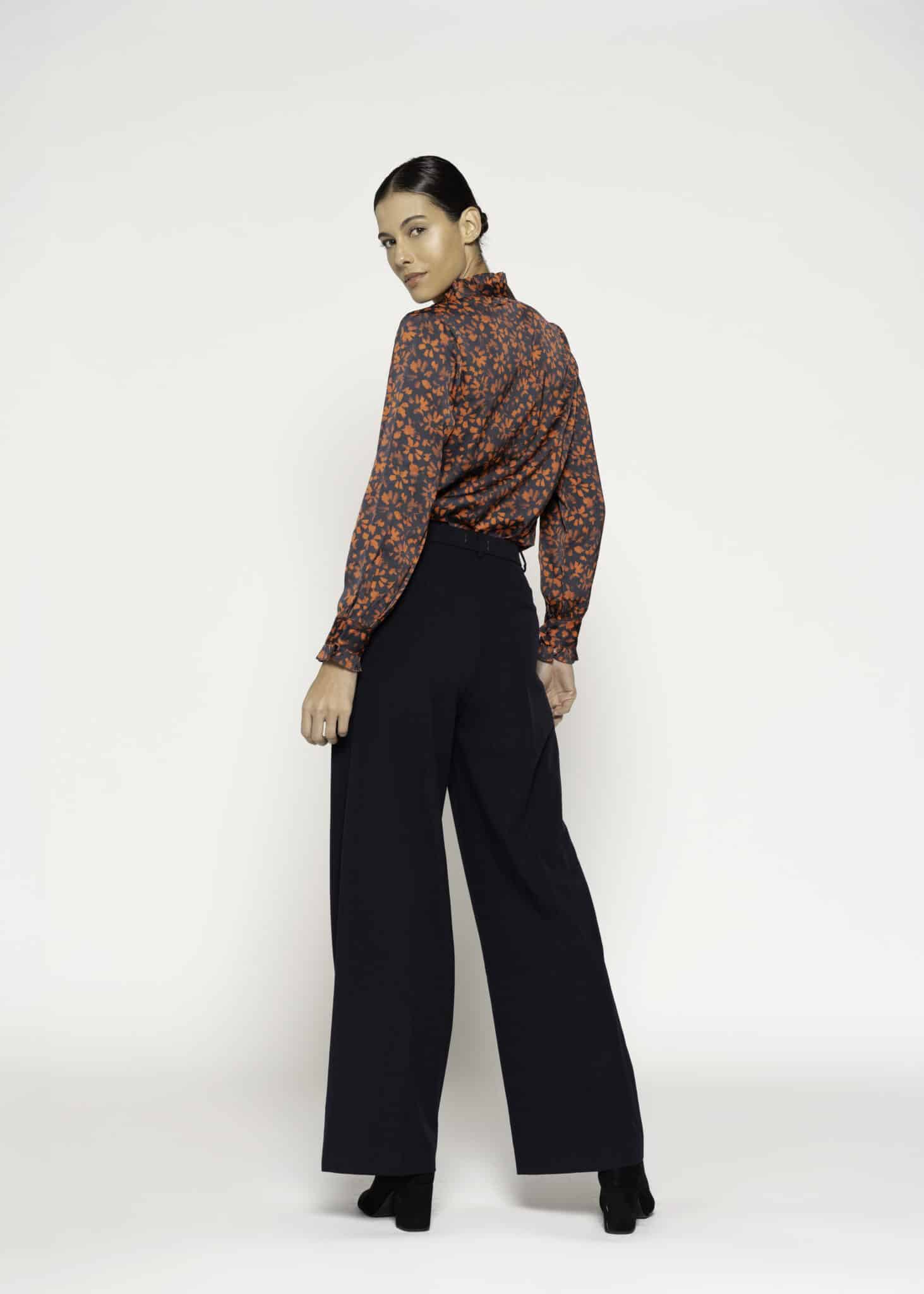 Pantalón ancho negro de tiro alto con pinzas, corte palazzo, modelo Formentera, vista frontal completa.
