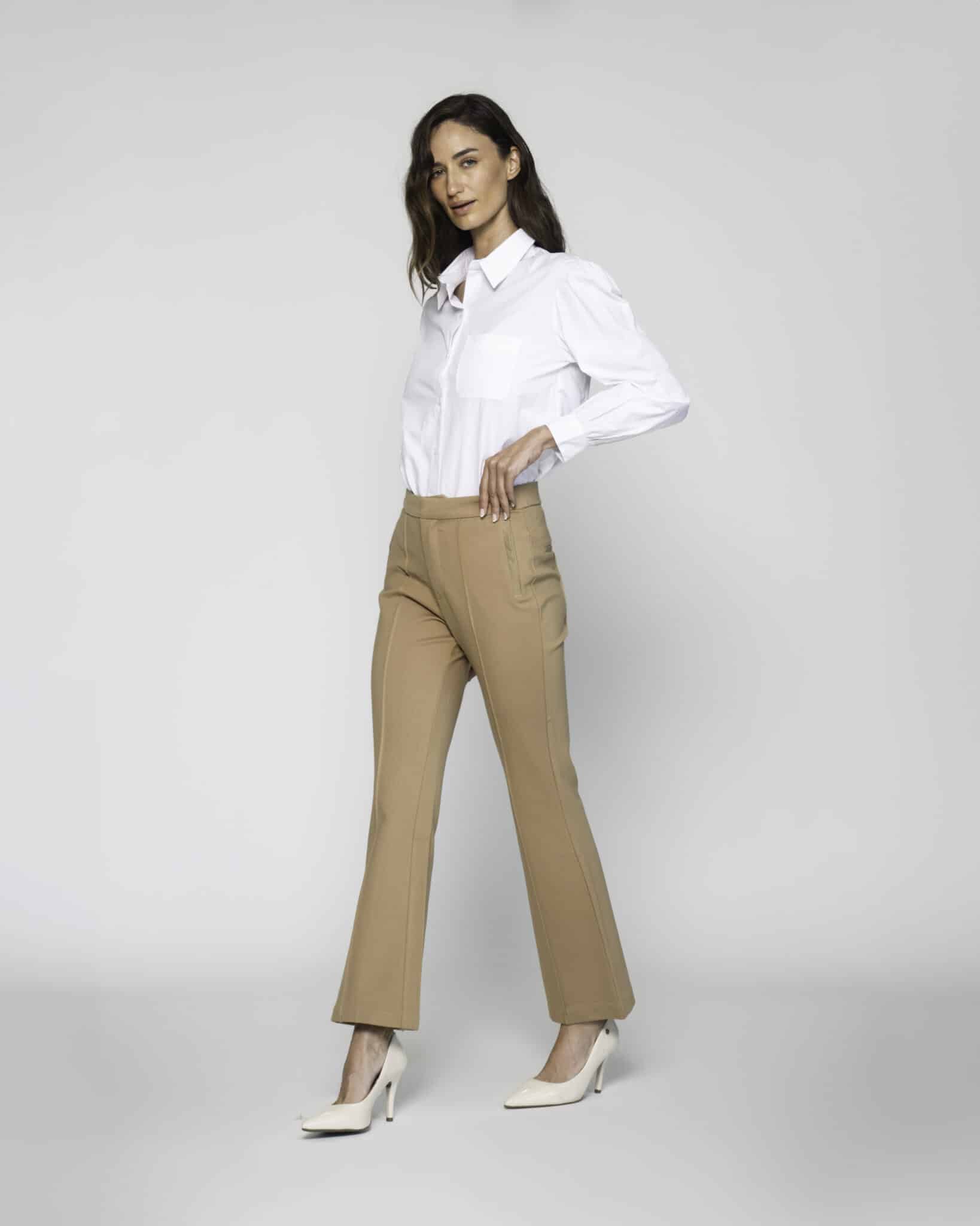 Pantalón camel de corte recto con pinzas frontales y largo tobillero, modelo Formentera, vista frontal completa.
