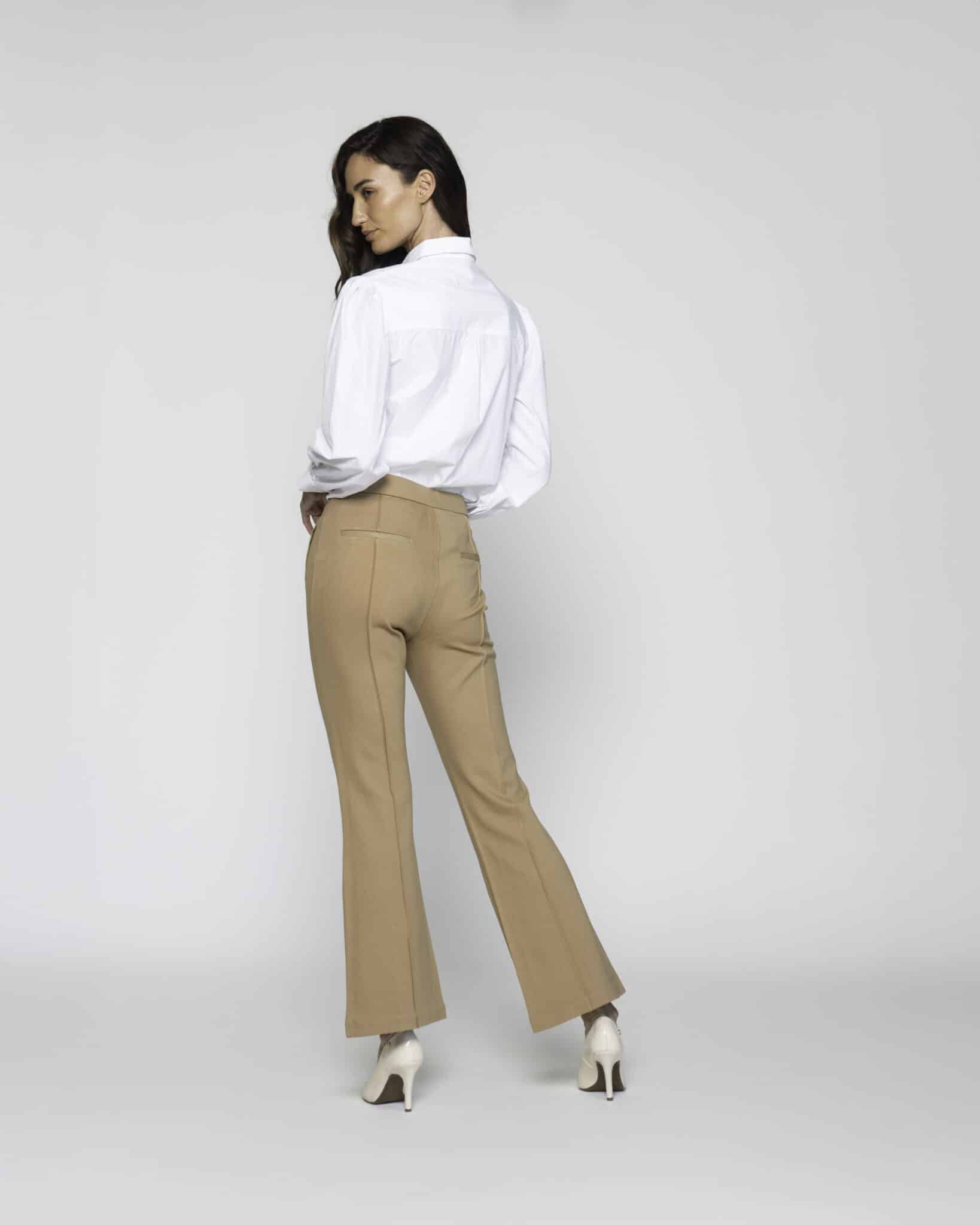 Pantalón camel de corte recto con pinzas frontales y largo tobillero, modelo Formentera, vista frontal completa.