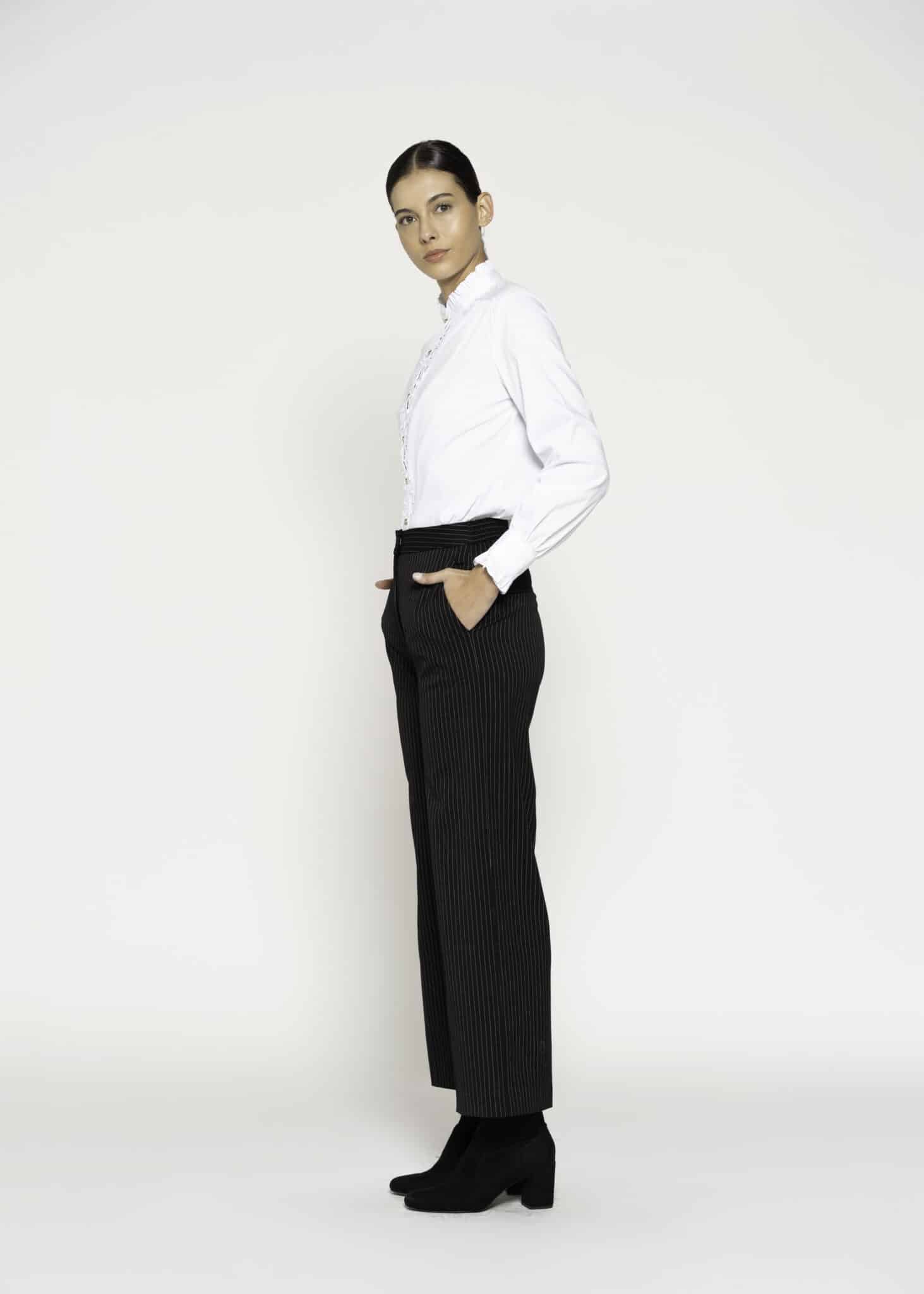 Pantalón negro con rayas finas verticales, corte ancho tipo palazzo, cintura alta con elástico, modelo Formentera.