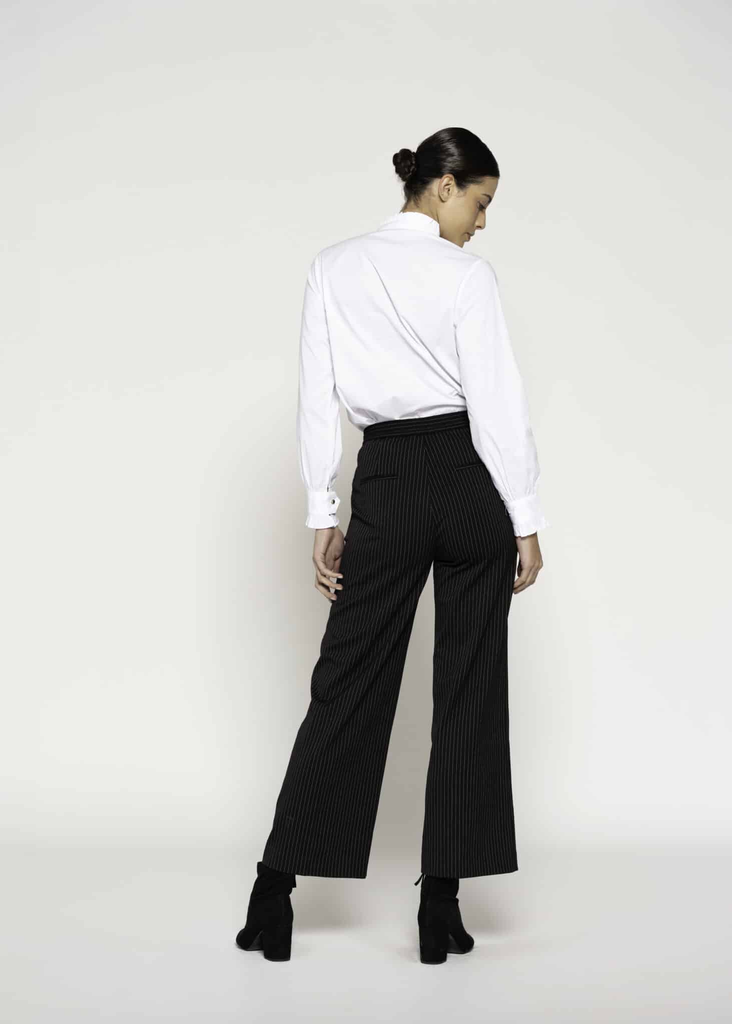 Pantalón negro con rayas finas verticales, corte ancho tipo palazzo, cintura alta con elástico, modelo Formentera.
