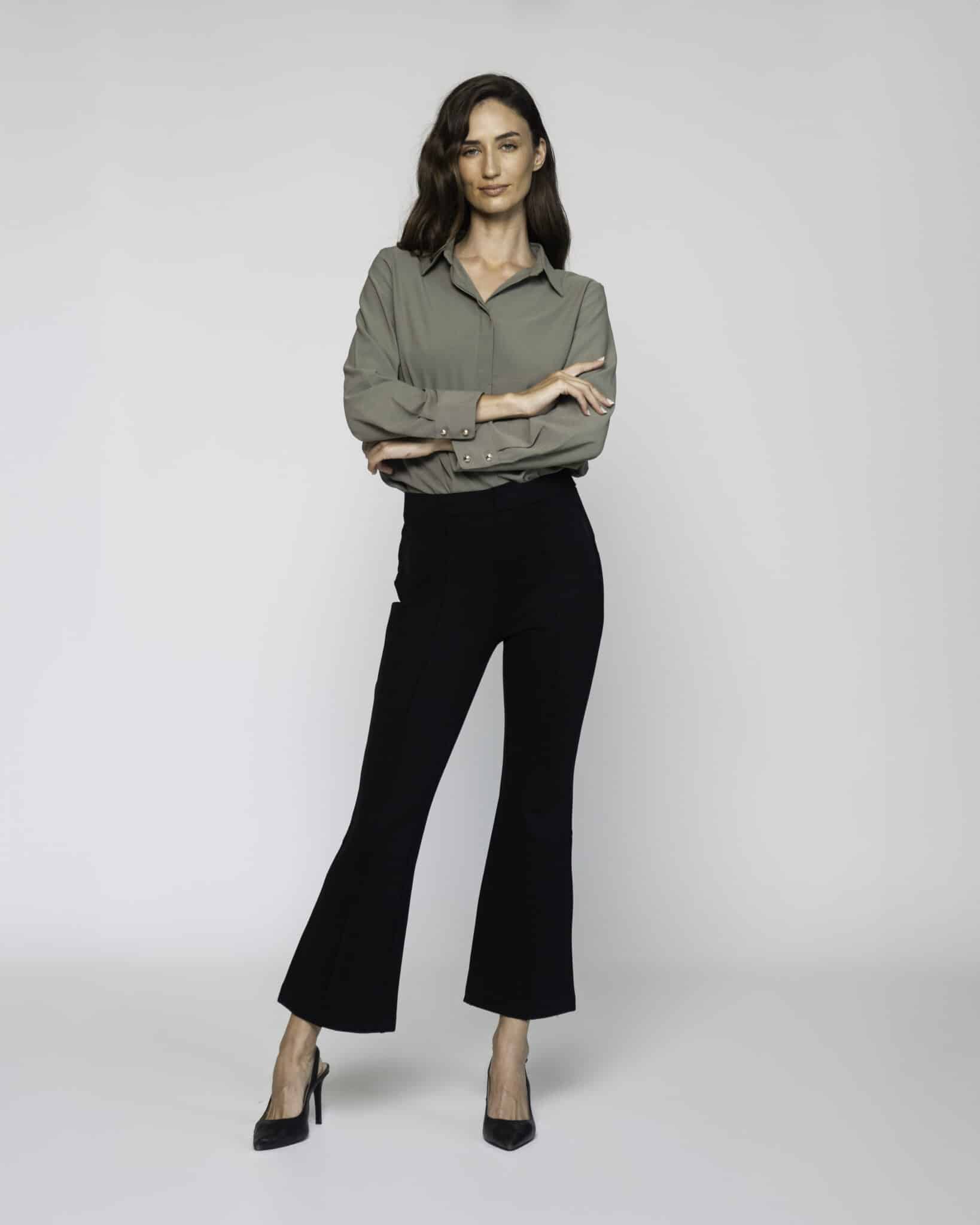 Pantalón negro acampanado con tiro alto y bota ancha, modelo Formentera, vista frontal completa.