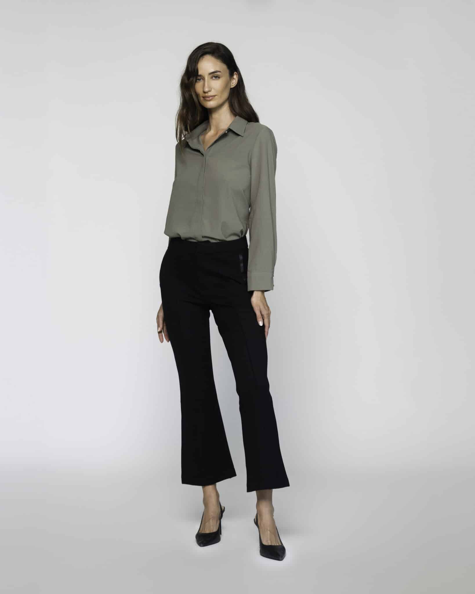 Pantalón negro acampanado con tiro alto y bota ancha, modelo Formentera, vista frontal completa.