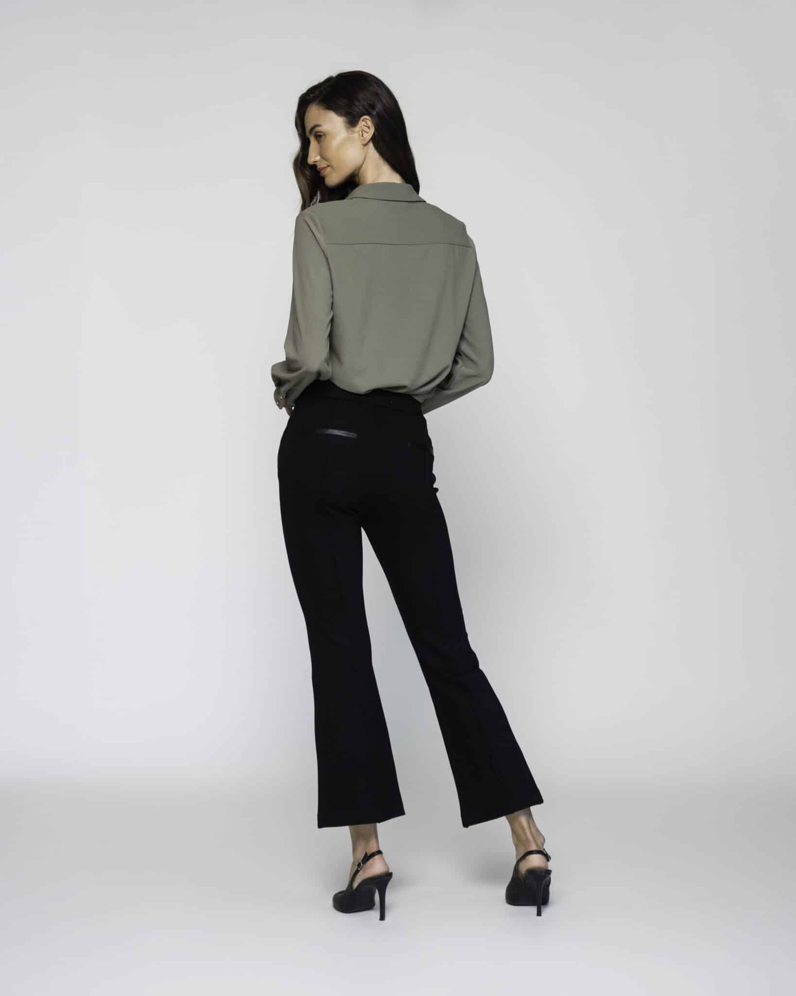 Pantalón negro acampanado con tiro alto y bota ancha, modelo Formentera, vista frontal completa.