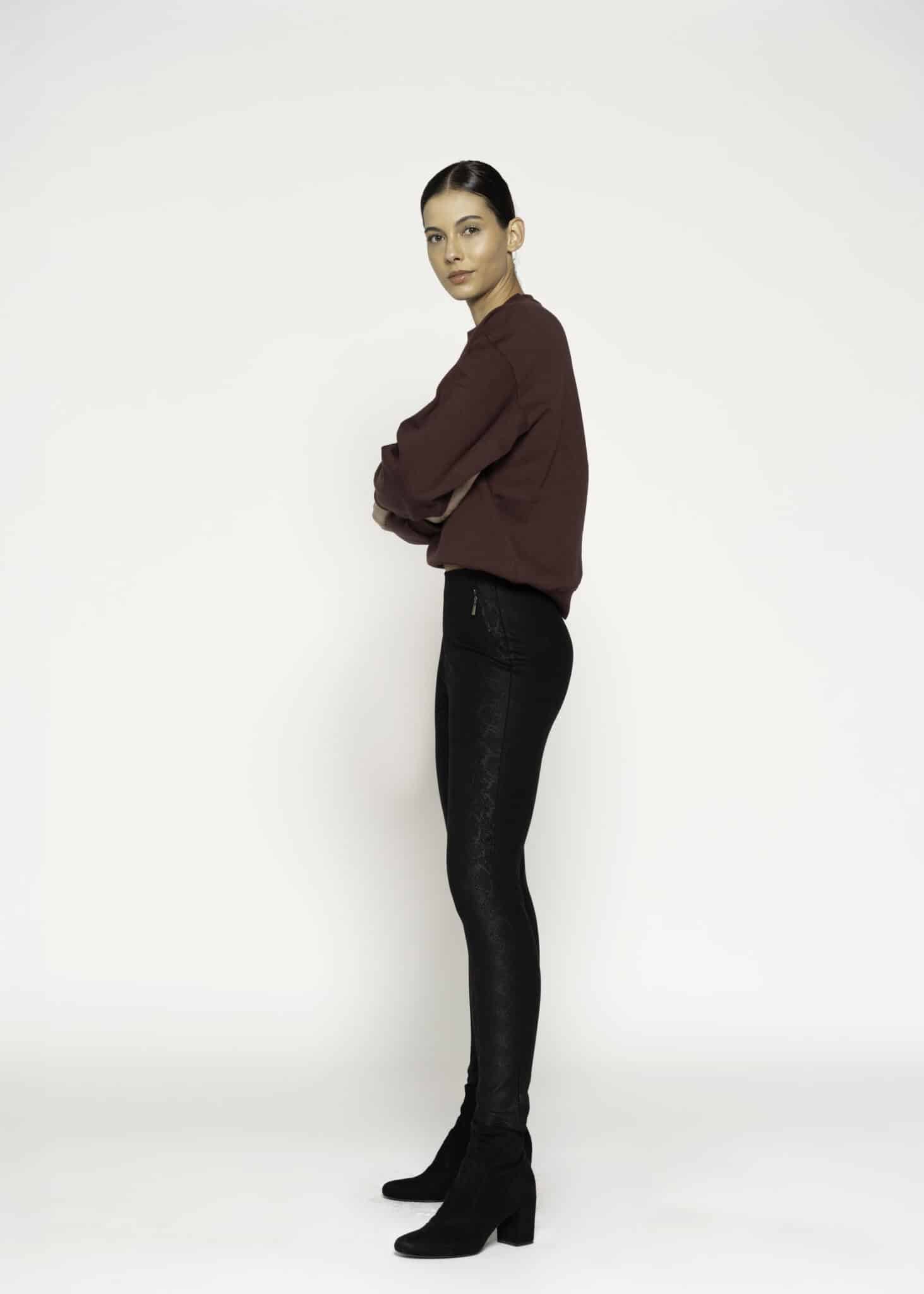 Pantalón negro ajustado con textura aterciopelada y cierre lateral, modelo Formentera, vista frontal.