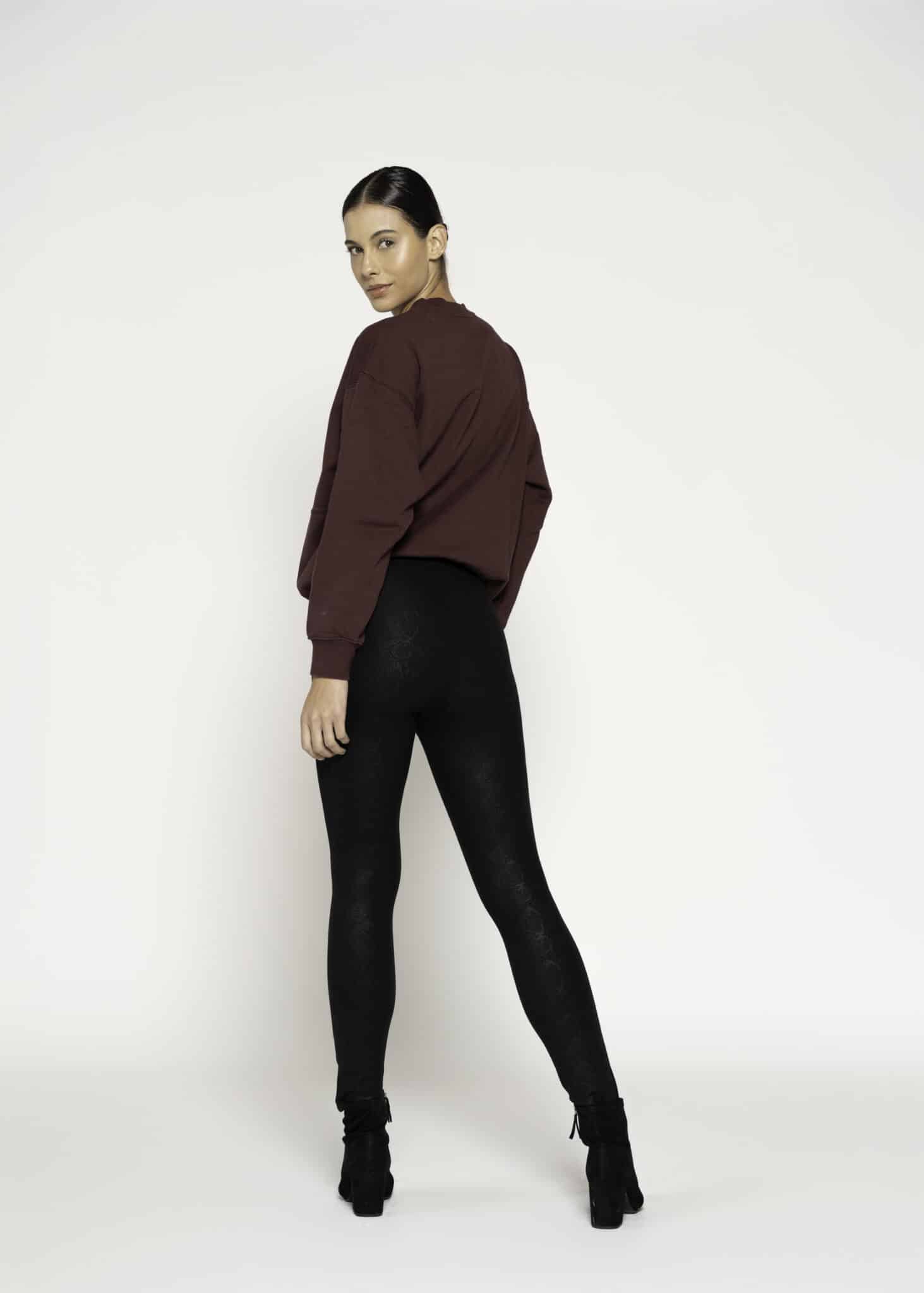 Pantalón negro ajustado con textura aterciopelada y cierre lateral, modelo Formentera, vista frontal.