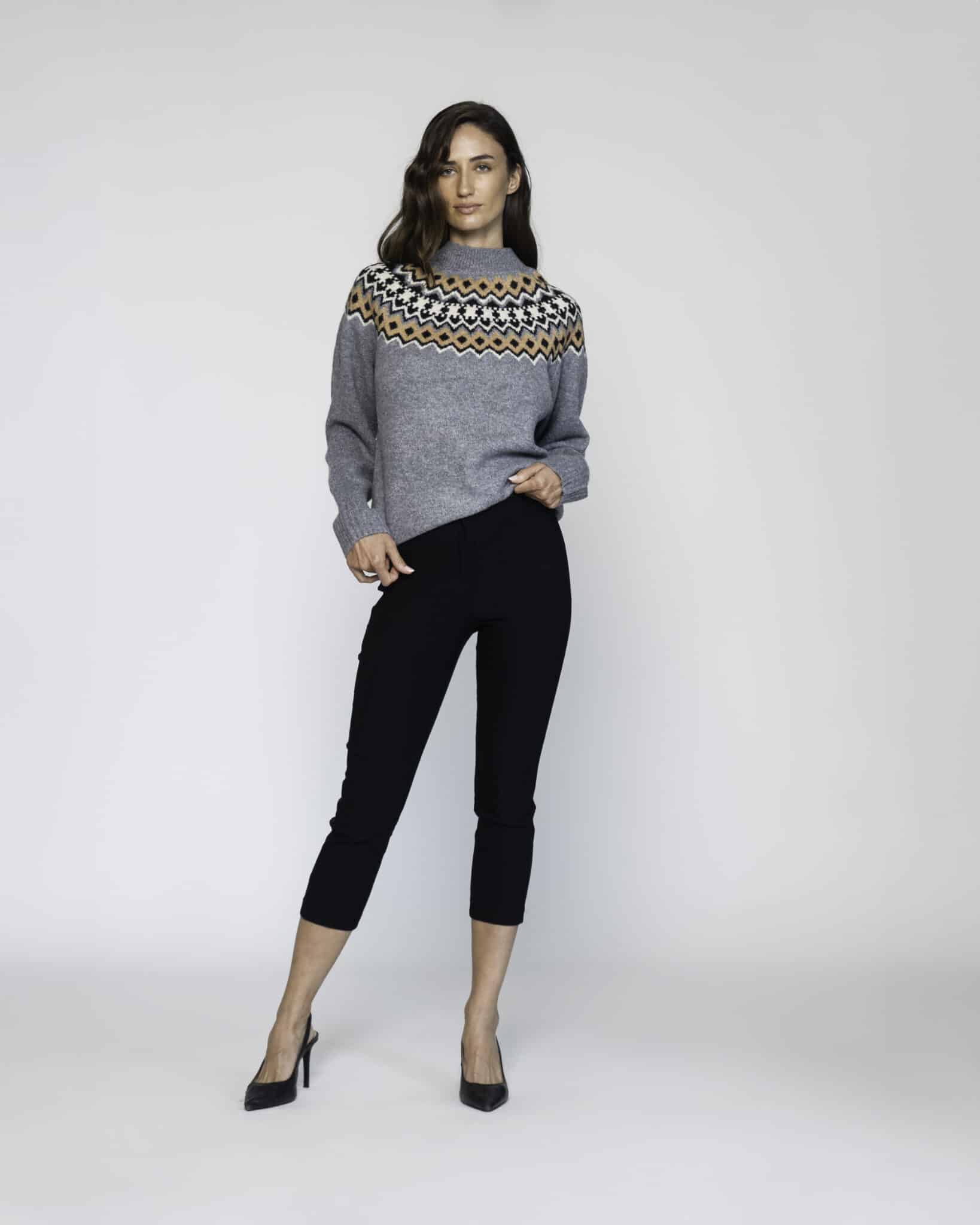 Pantalón negro capri tiro alto corte slim, modelo Formentera, vista frontal completa.