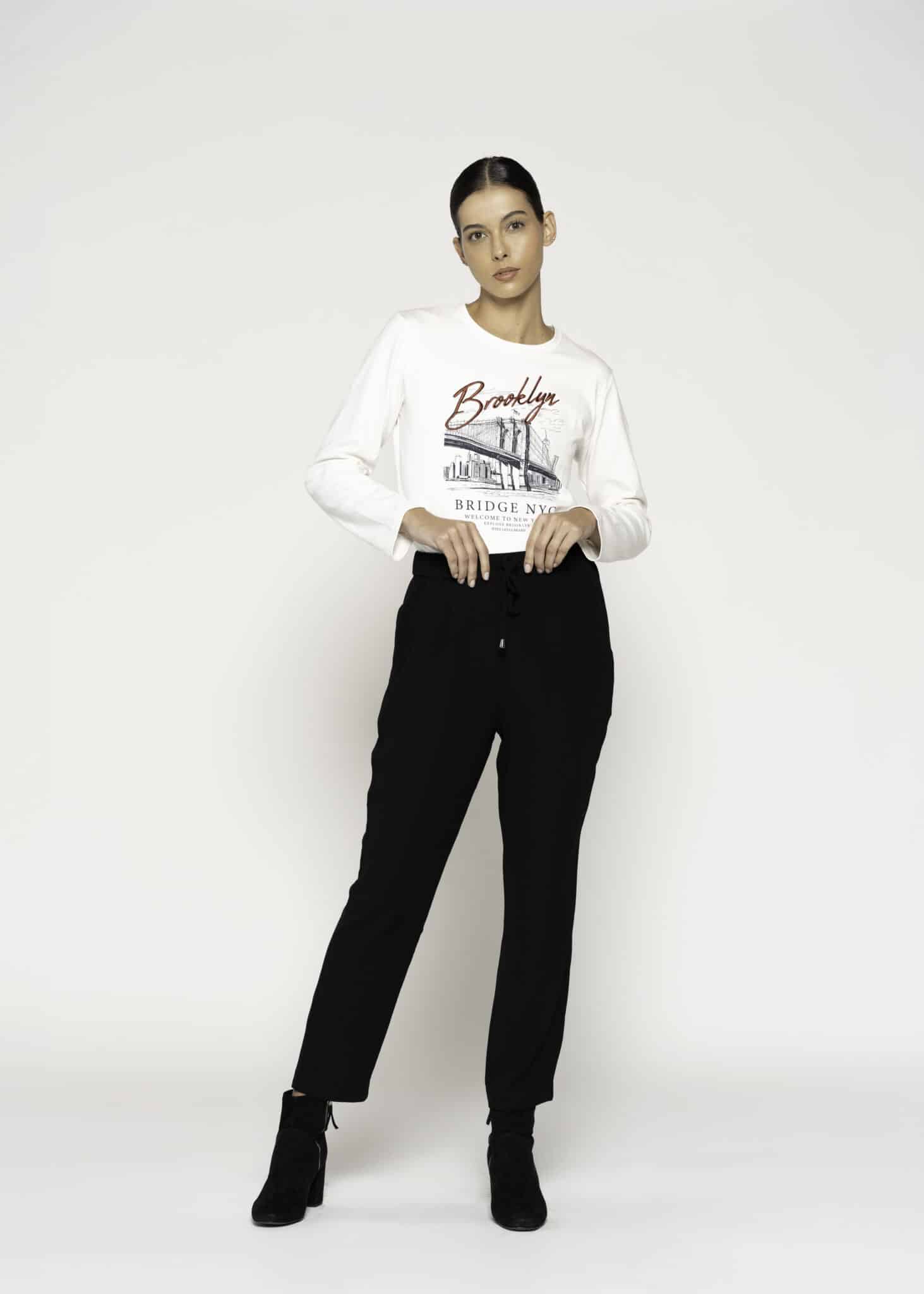 Pantalón negro de corte recto con cordón ajustable en cintura, modelo Formentera, frente.