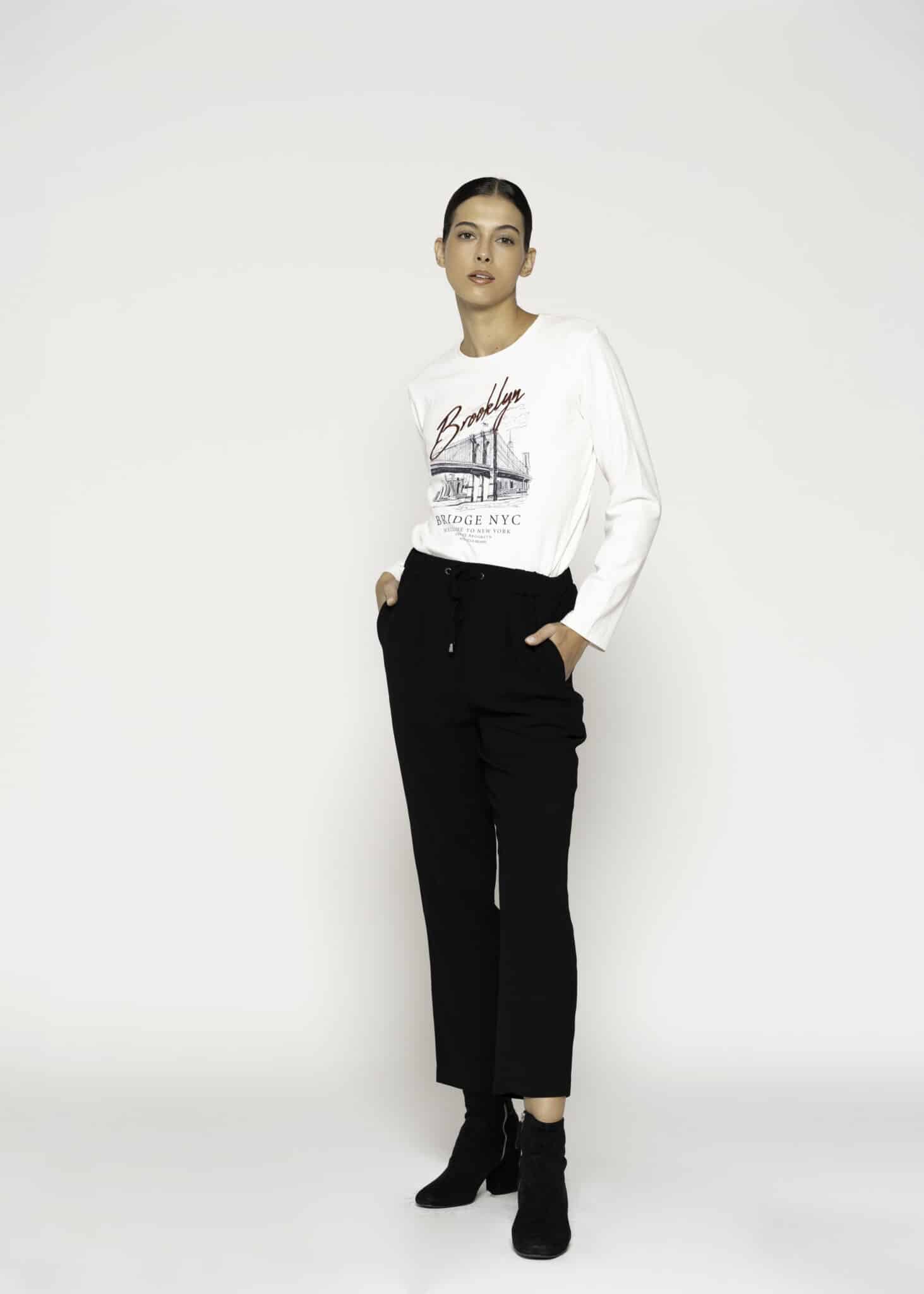 Pantalón negro de corte recto con cordón ajustable en cintura, modelo Formentera, frente.