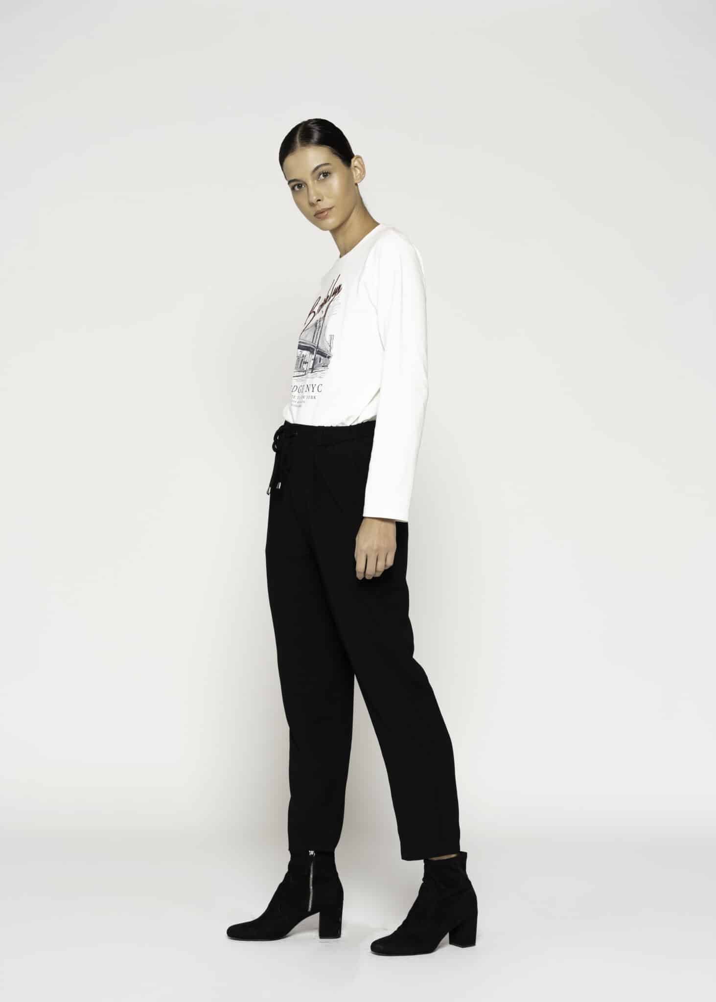 Pantalón negro de corte recto con cordón ajustable en cintura, modelo Formentera, frente.