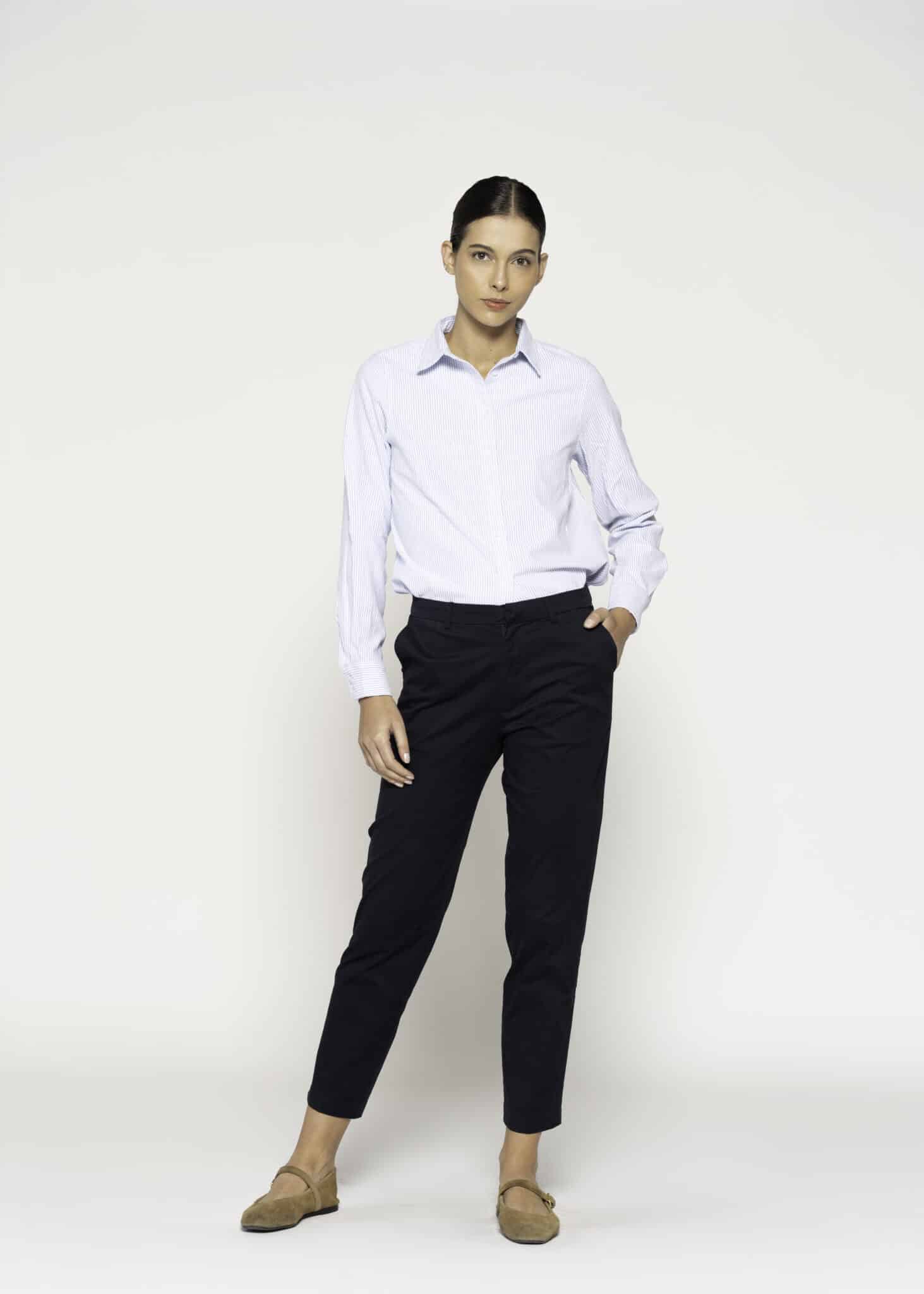 Pantalón negro de corte recto con pinzas y bolsillos laterales, modelo Formentera, vista frontal.