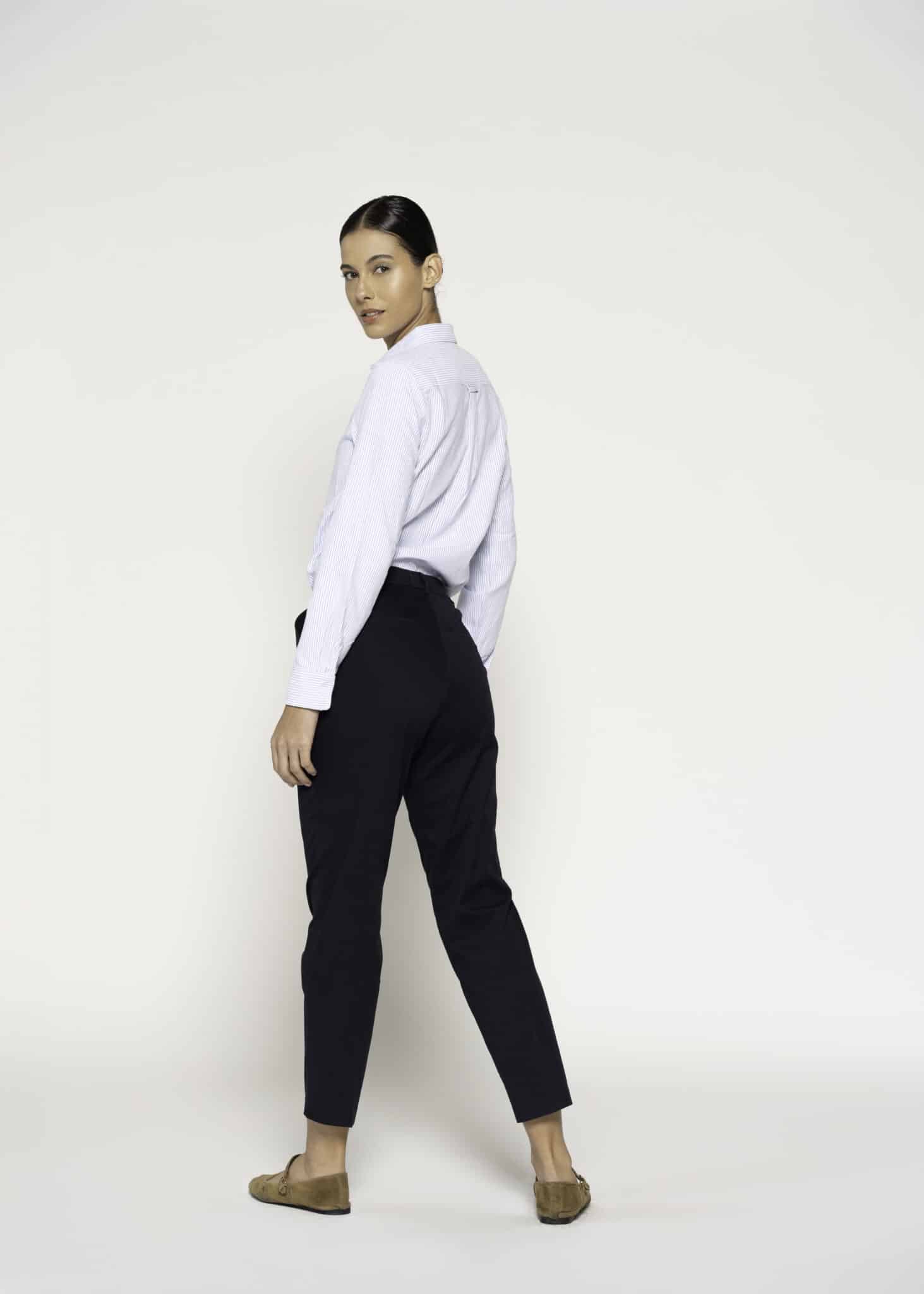 Pantalón negro de corte recto con pinzas y bolsillos laterales, modelo Formentera, vista frontal.