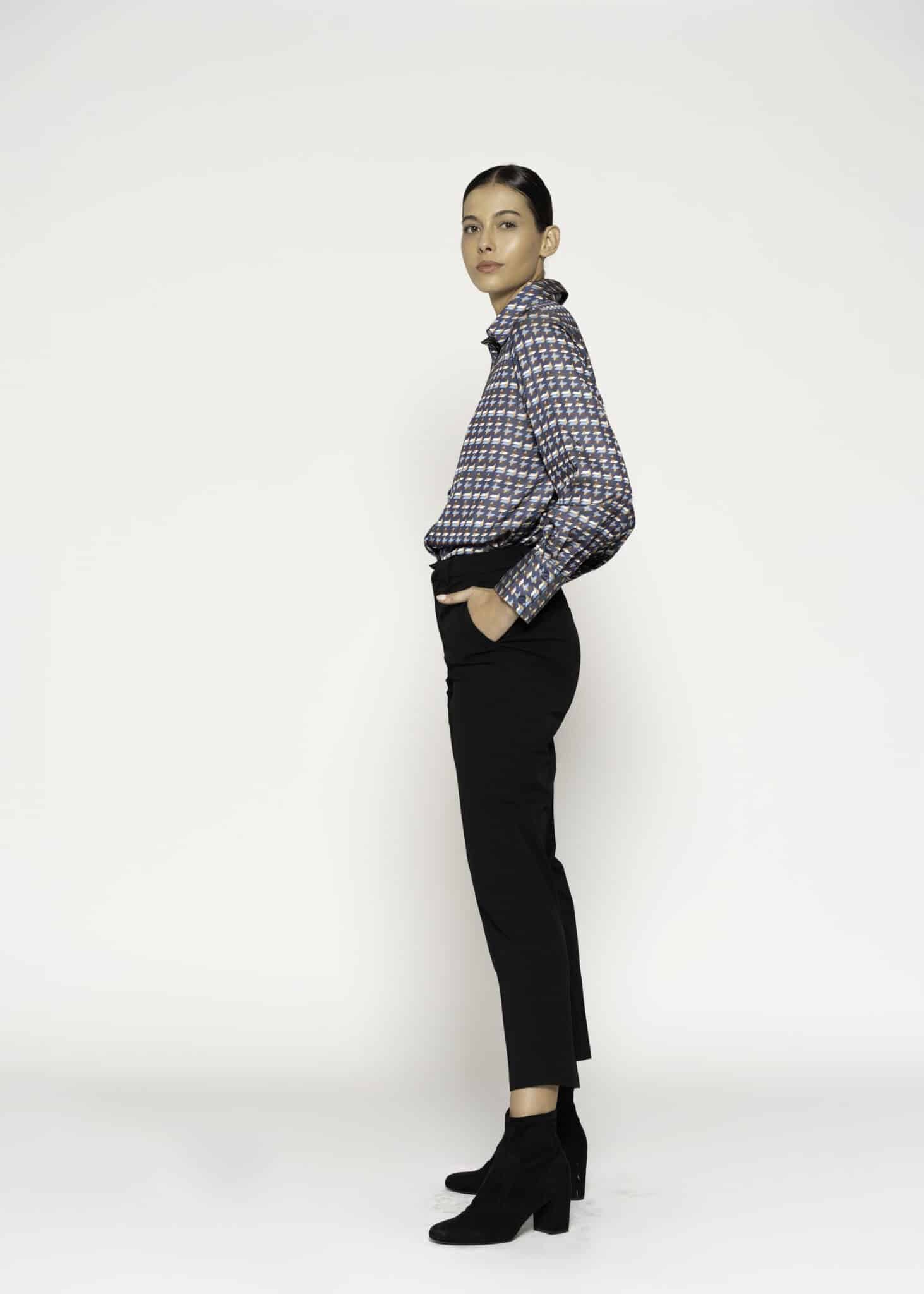 Pantalón negro de tiro alto y corte recto, modelo Formentera, vista frontal completa.