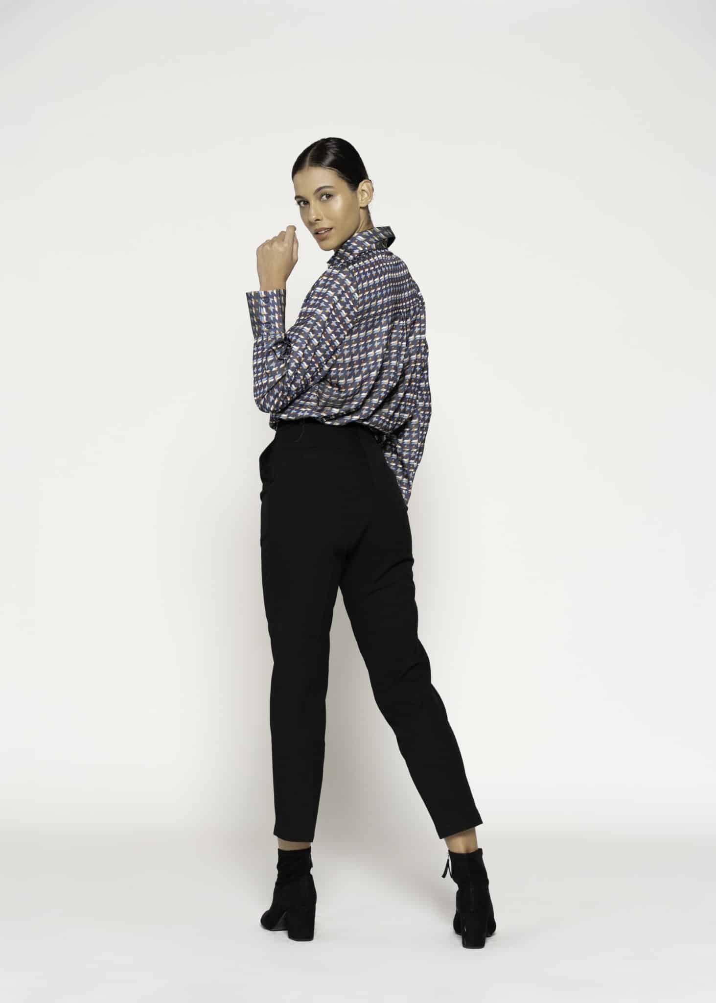 Pantalón negro de tiro alto y corte recto, modelo Formentera, vista frontal completa.