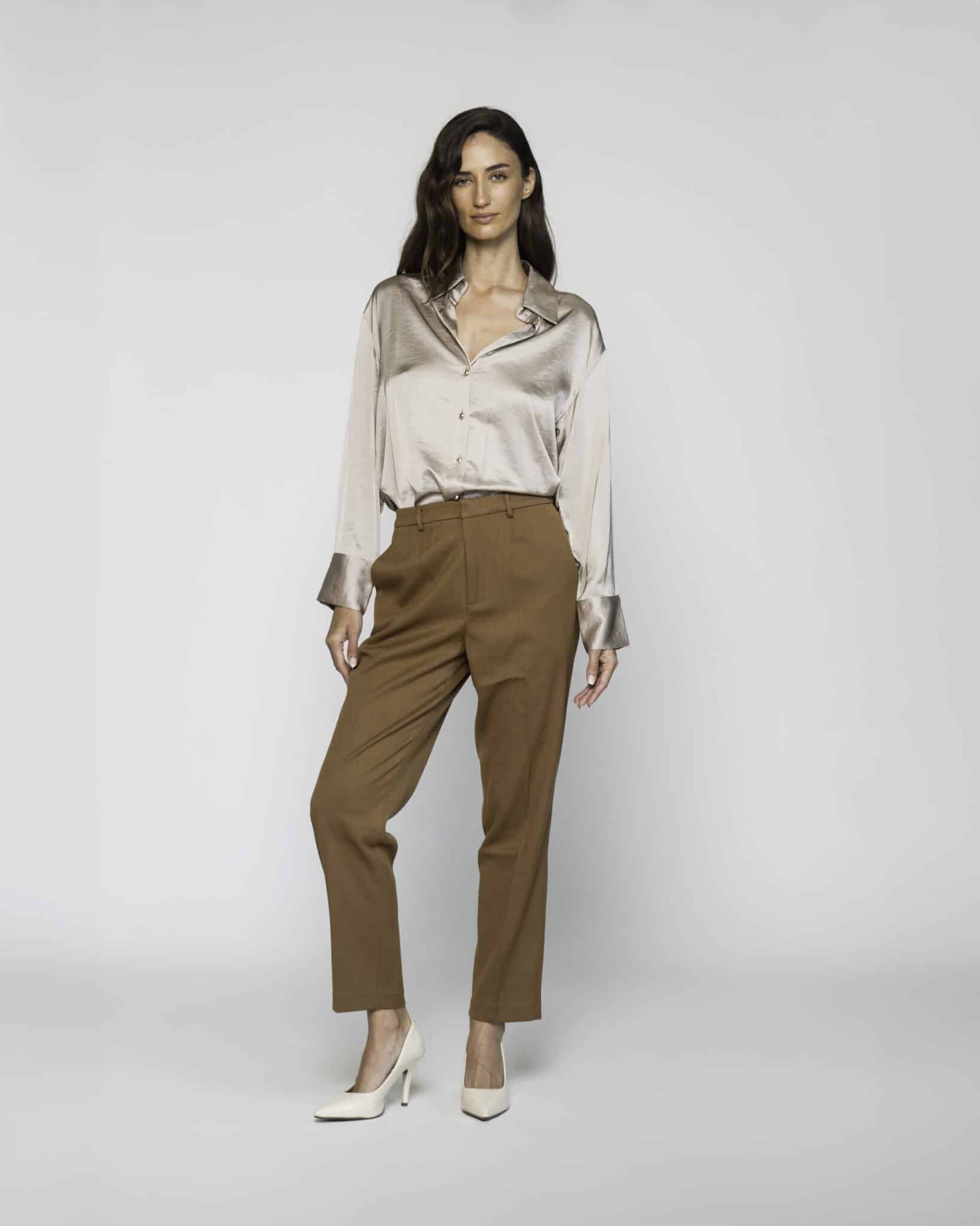 Pantalón recto color camel con pinzas y bolsillos, modelo Formentera, vista frontal completa.