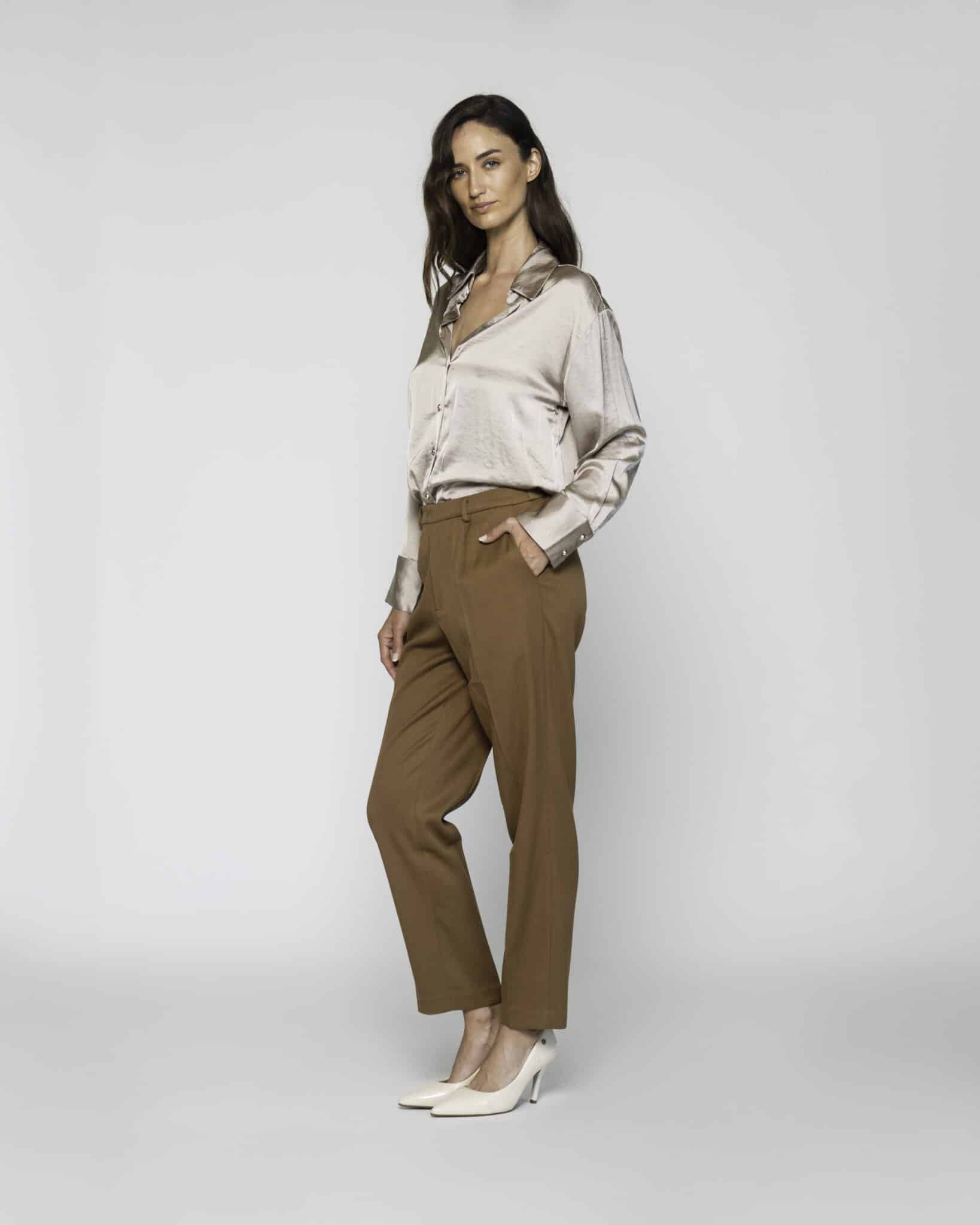 Pantalón recto color camel con pinzas y bolsillos, modelo Formentera, vista frontal completa.