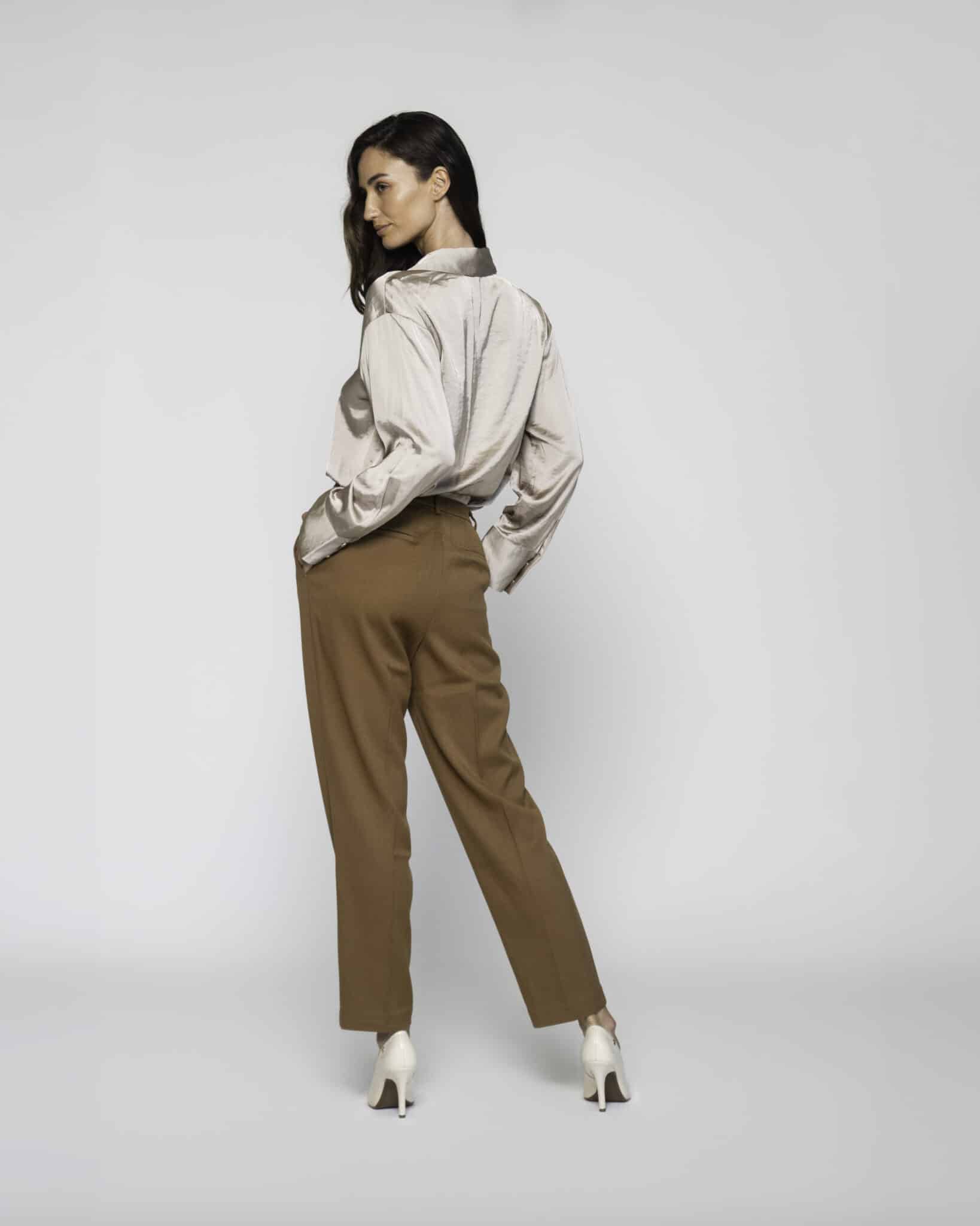 Pantalón recto color camel con pinzas y bolsillos, modelo Formentera, vista frontal completa.