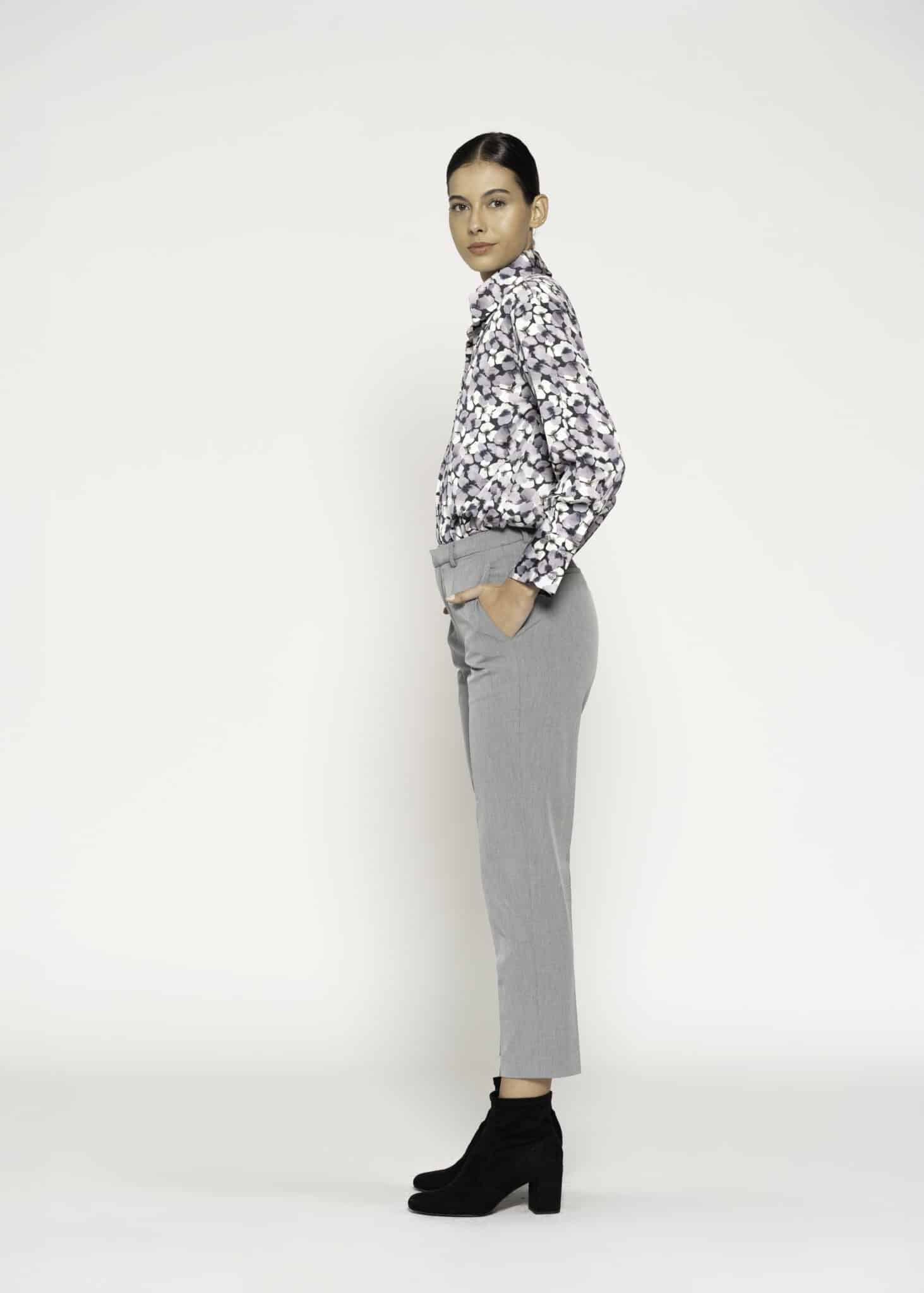 Pantalón recto gris con pinzas y bolsillos laterales, modelo Formentera, vista frontal completa.