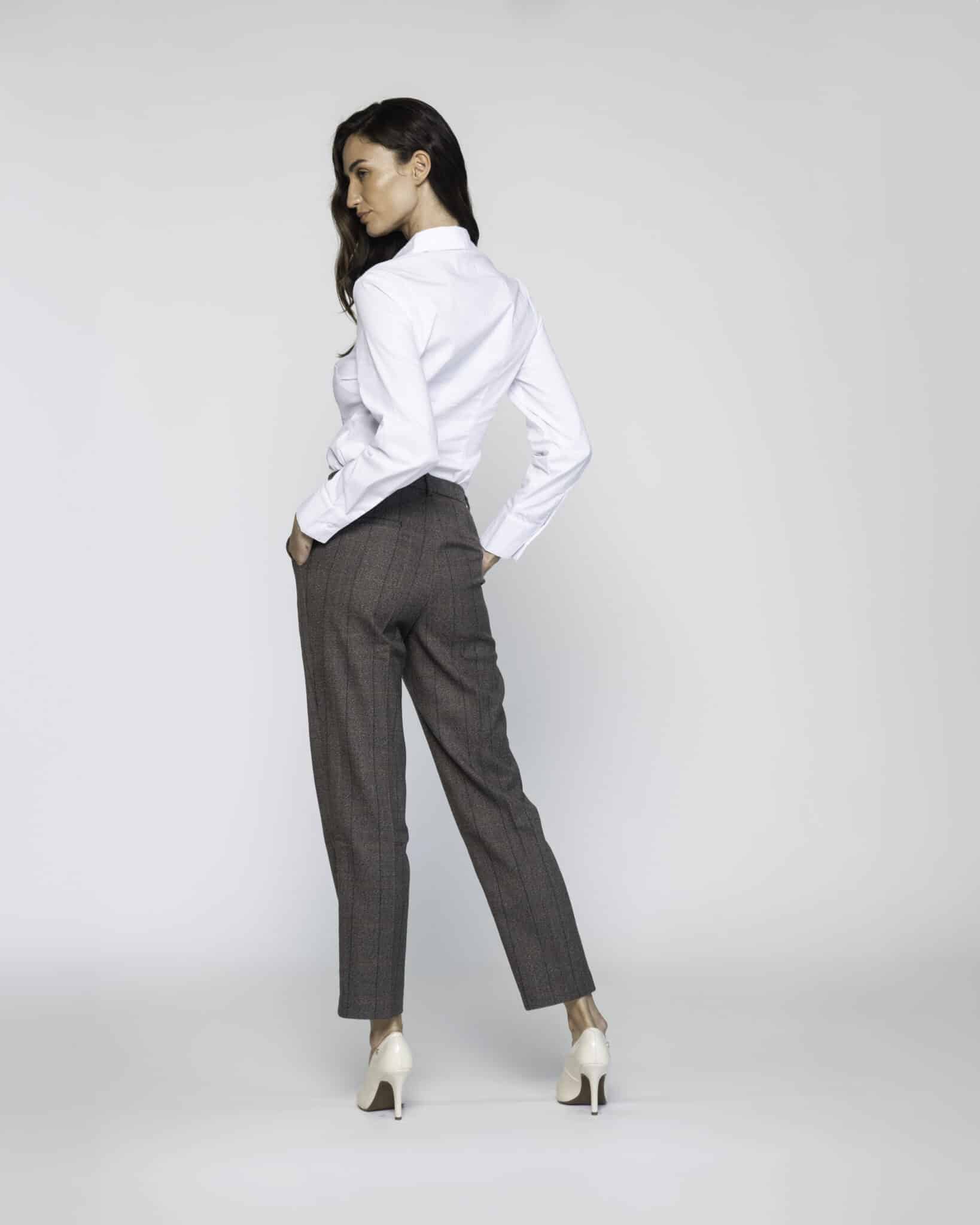 Pantalón recto gris oscuro con pinzas frontales y corte tobillero, modelo Formentera, vista frontal completa.