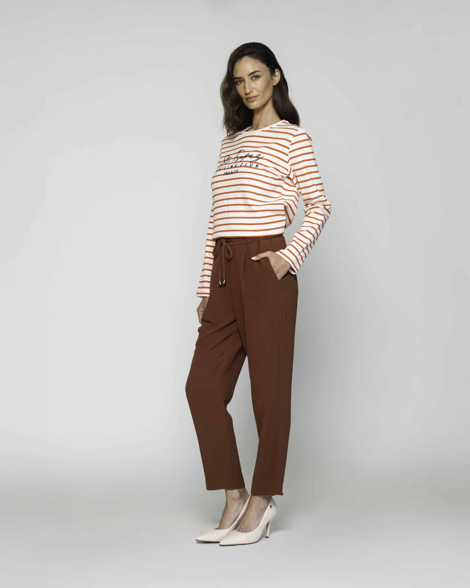 Pantalón recto marrón con cordón ajustable en cintura, modelo Formentera, vista frontal completa.