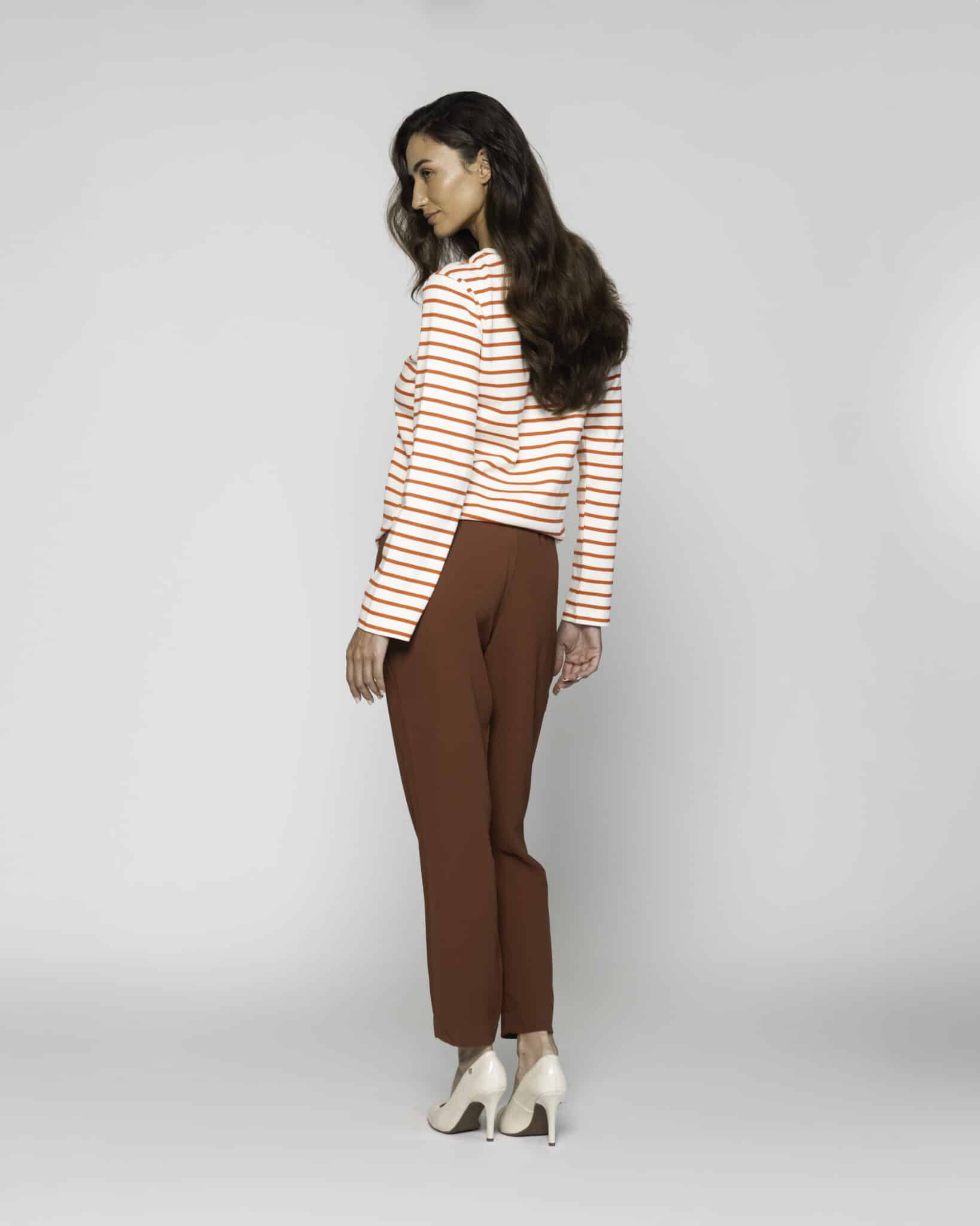 Pantalón recto marrón con cordón ajustable en cintura, modelo Formentera, vista frontal completa.