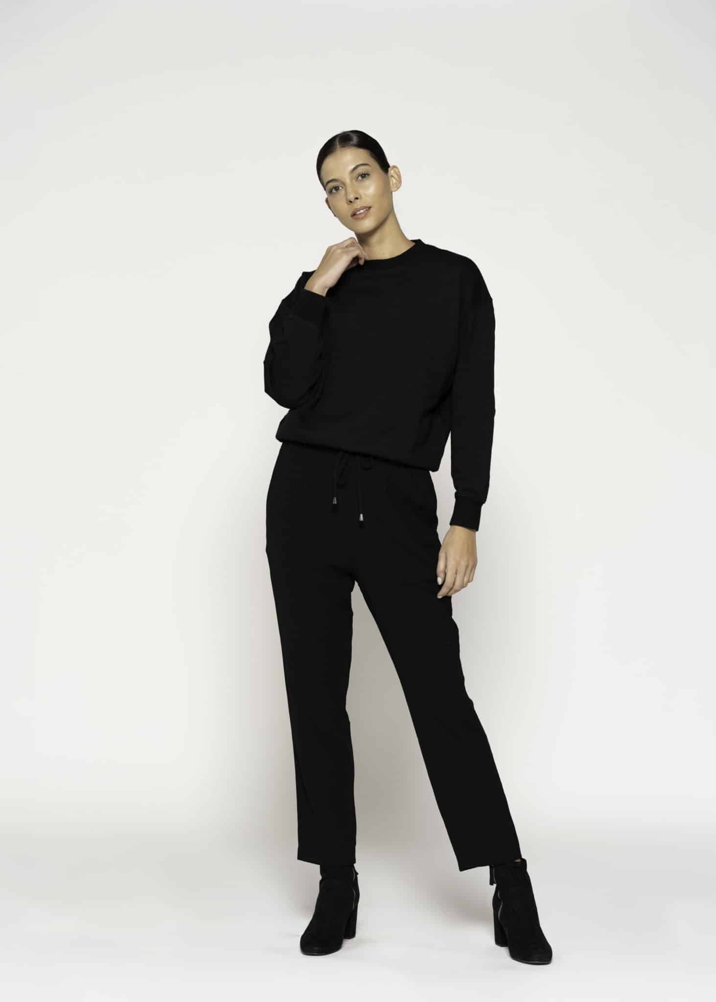 Polerón negro oversize con cuello redondo y mangas largas, modelo Formentera, frente.