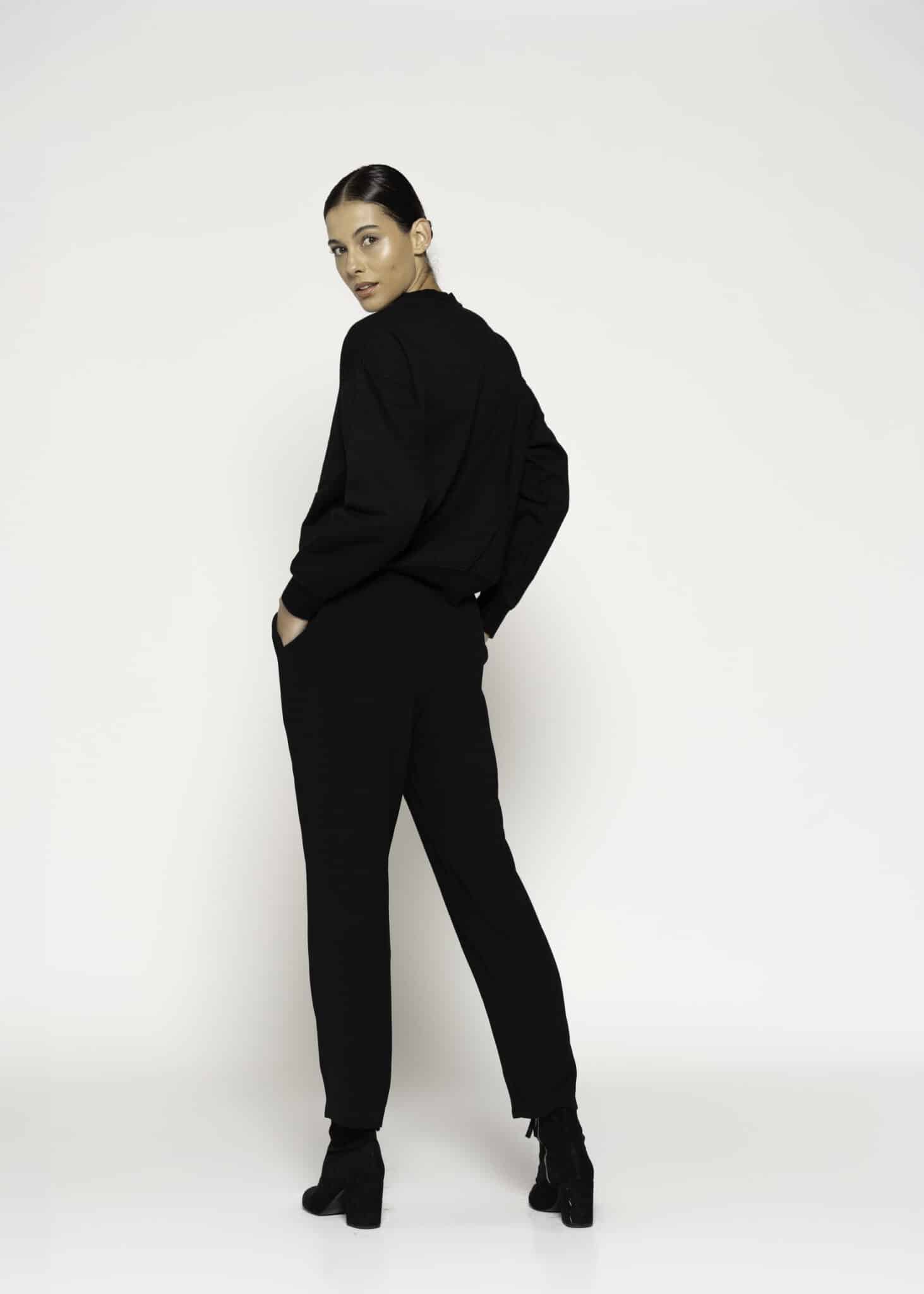 Polerón negro oversize con cuello redondo y mangas largas, modelo Formentera, frente.