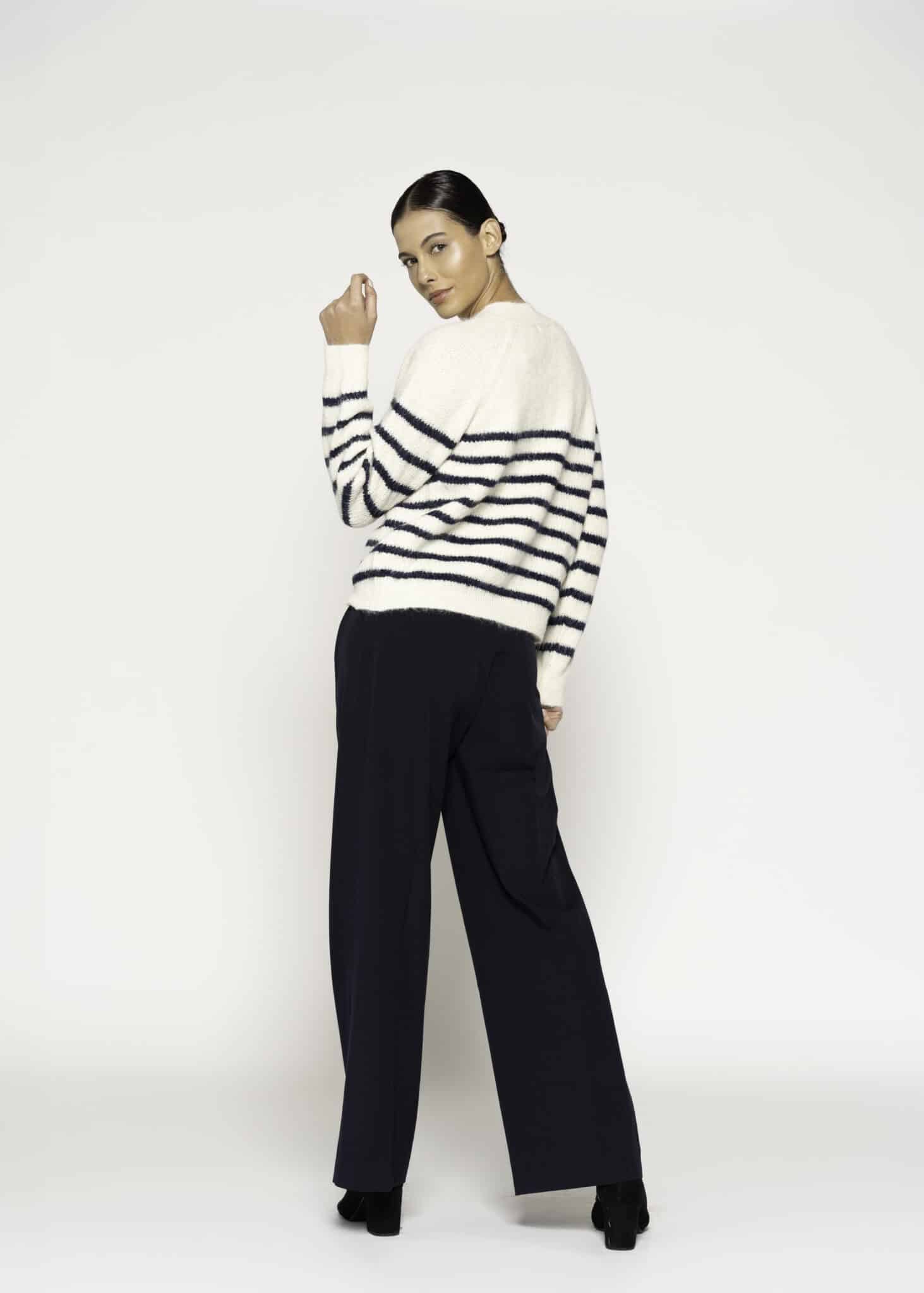 Sweater tejido a rayas horizontales crudo y azul marino con botones en hombro, modelo Formentera.