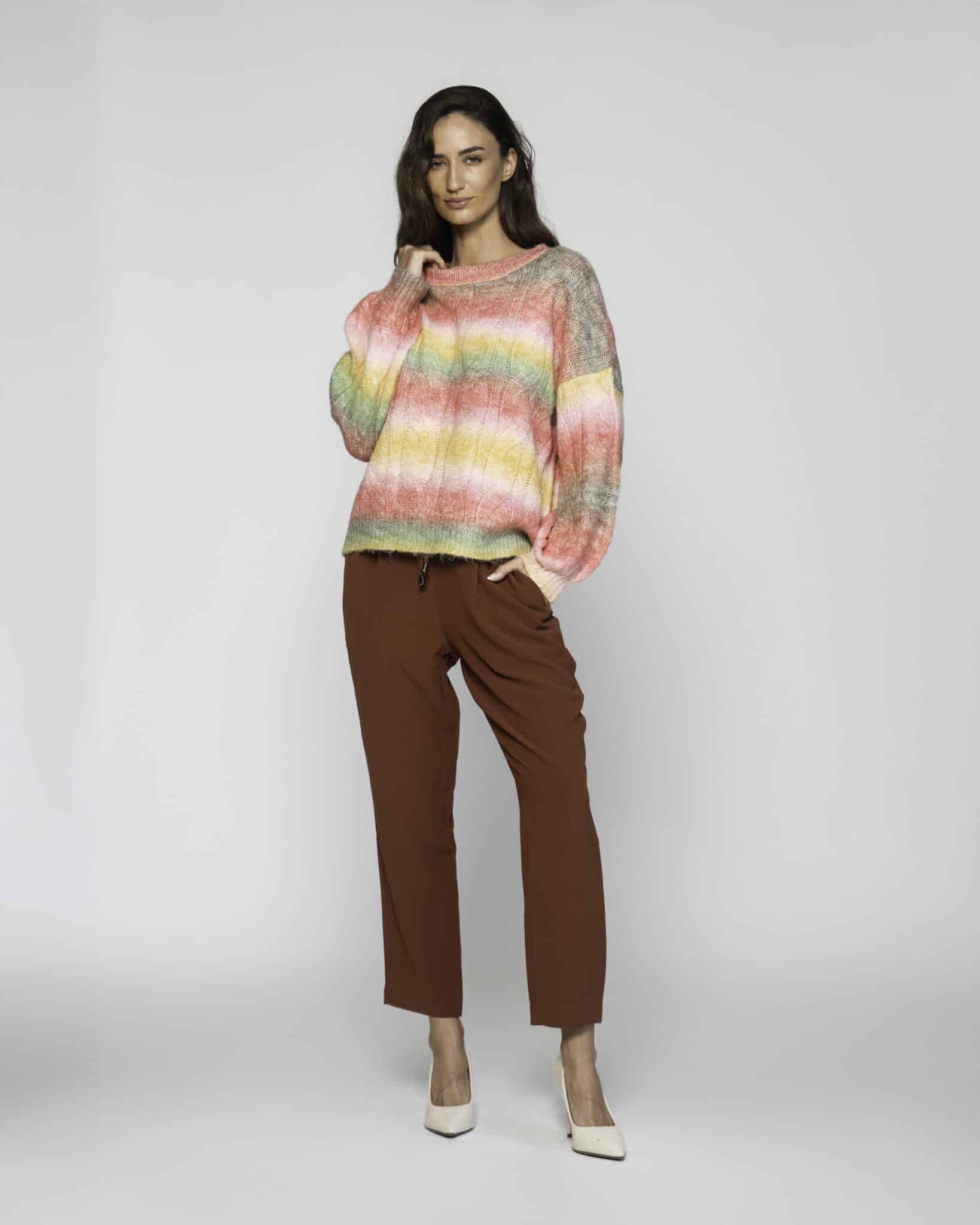 Sweater tejido a rayas degradé rosa amarillo verde blanco, cuello redondo manga larga, modelo Formentera.