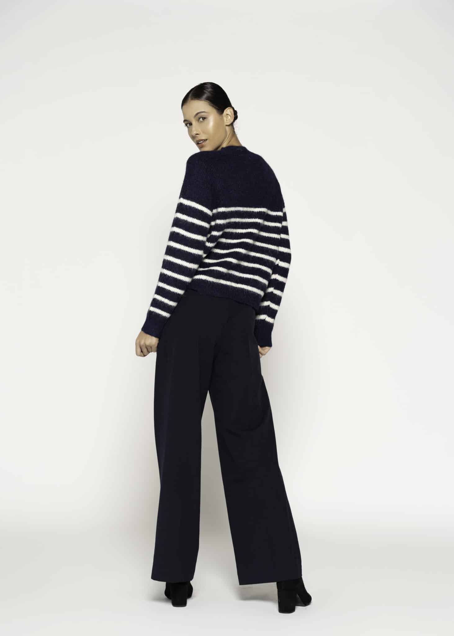 Sweater tejido azul marino con rayas blancas y rosadas, cuatro botones plateados en hombro, modelo Formentera.
