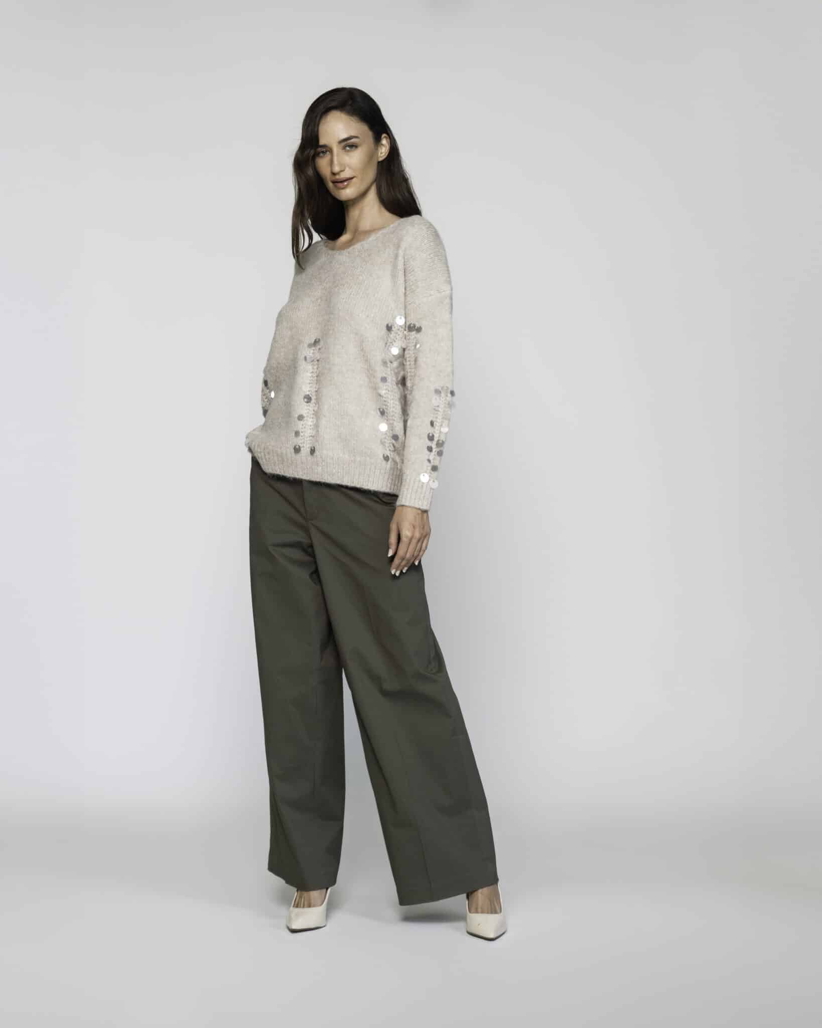 Sweater tejido beige con lentejuelas plateadas en las mangas, cuello redondo, modelo Formentera.