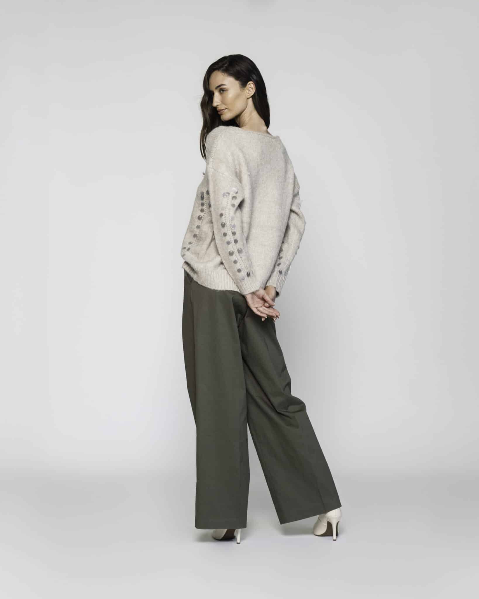 Sweater tejido beige con lentejuelas plateadas en las mangas, cuello redondo, modelo Formentera.