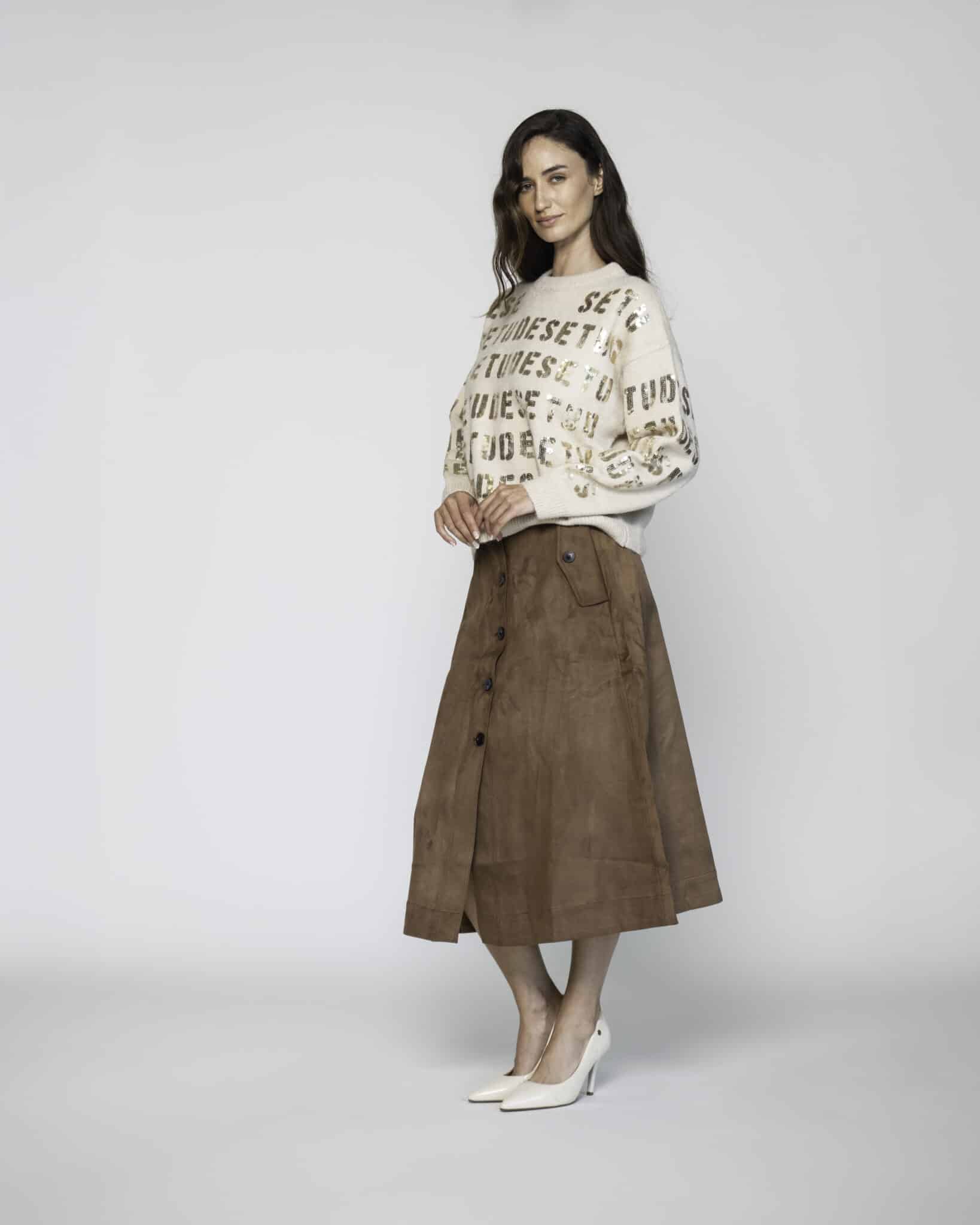 Sweater beige de punto con letras doradas repetidas, manga larga, modelo Formentera, frente.