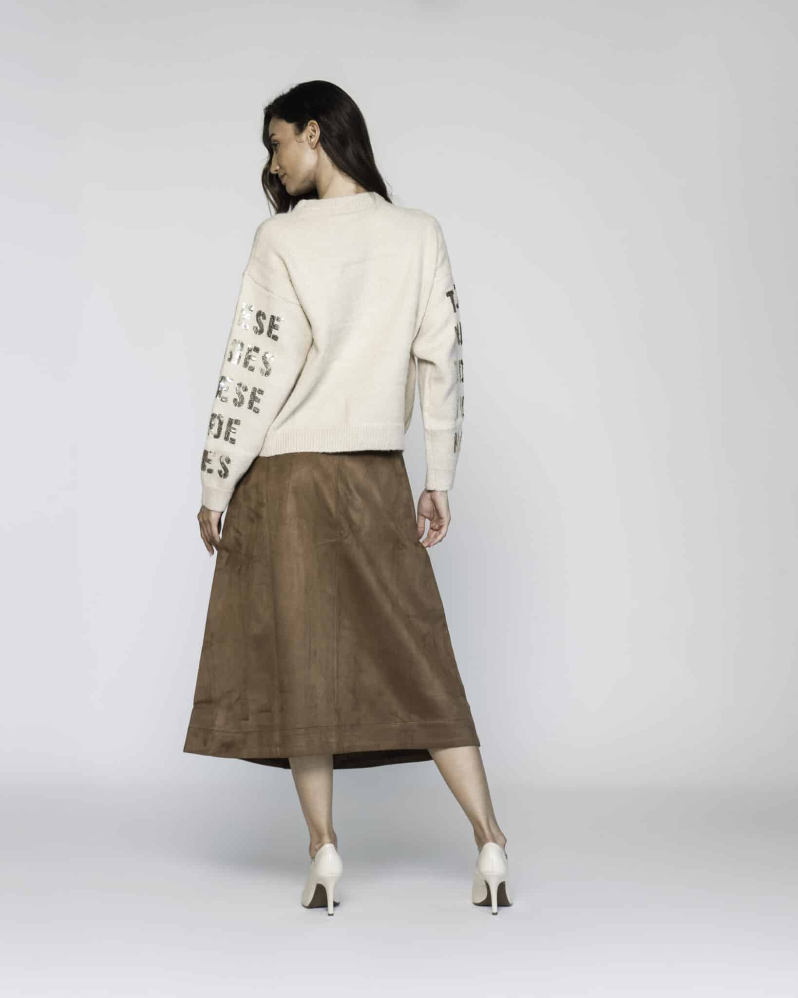 Sweater beige de punto con letras doradas repetidas, manga larga, modelo Formentera, frente.