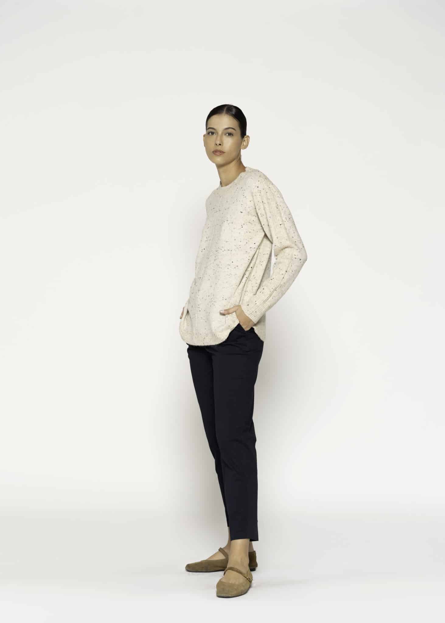 Sweater beige con motas de colores, tejido de punto, cuello redondo, modelo Formentera, frente.