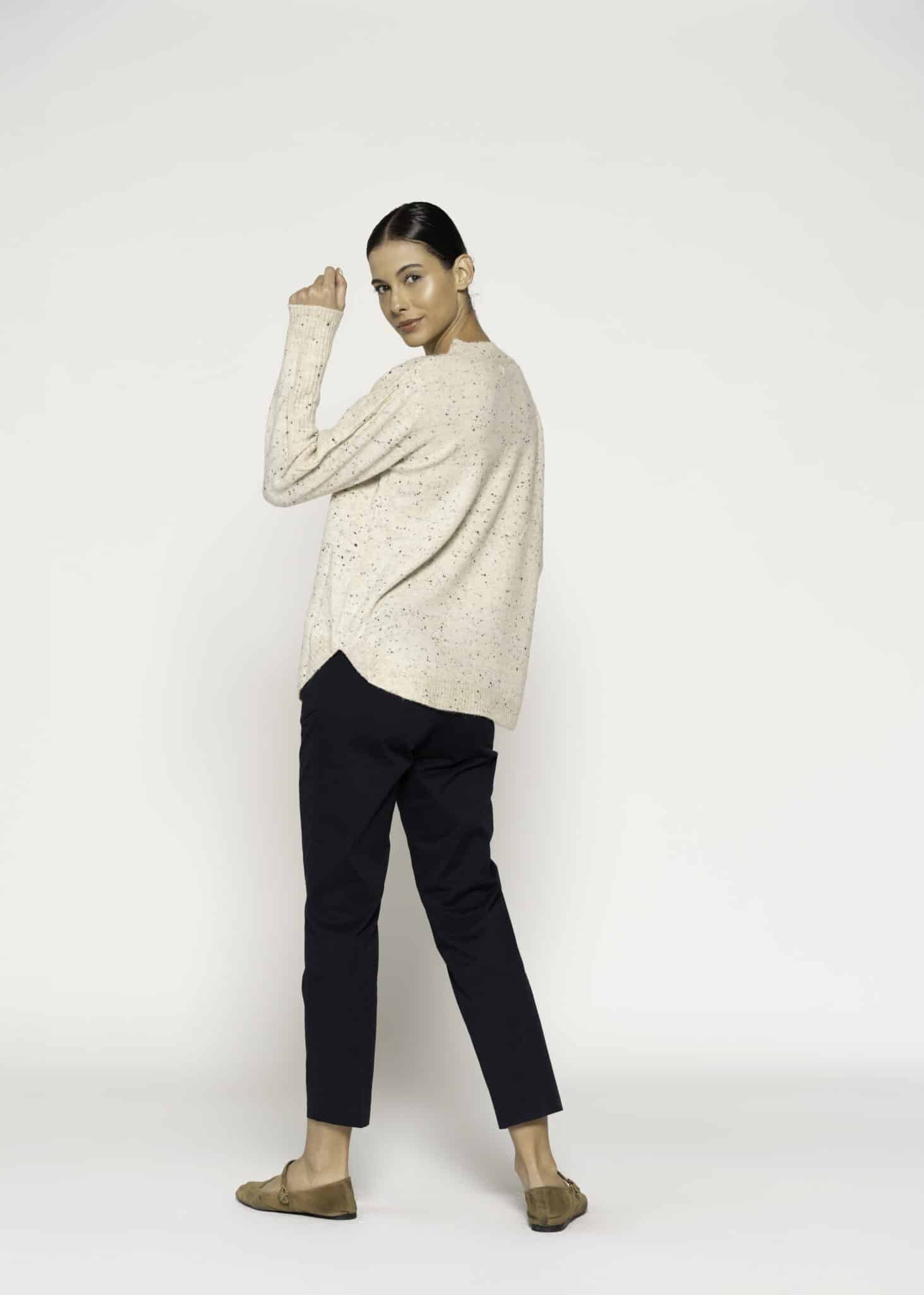 Sweater beige con motas de colores, tejido de punto, cuello redondo, modelo Formentera, frente.