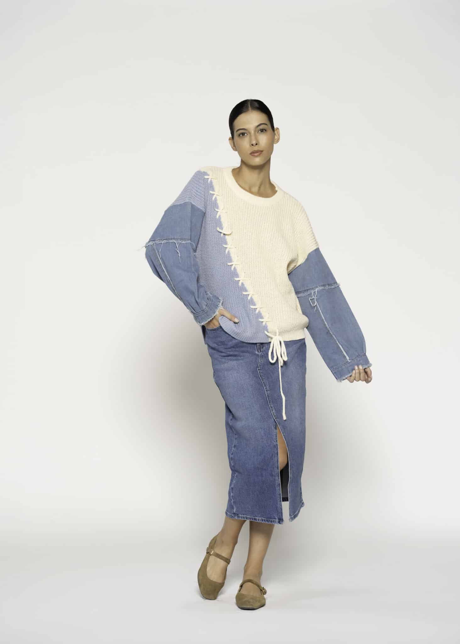 Sweater de tejido bicolor crudo y azul lavanda con cordón ajustable en el bajo, modelo Formentera.