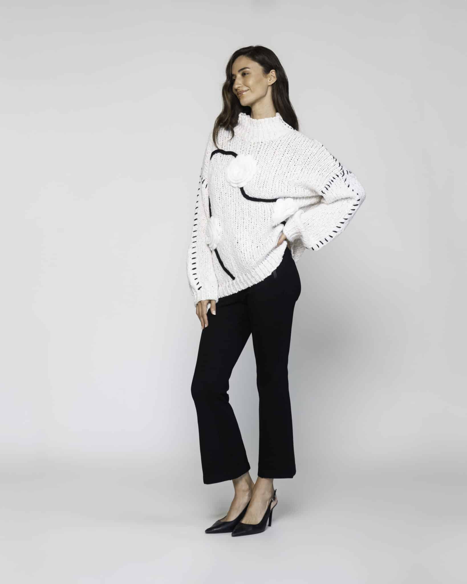 Sweater blanco de tejido grueso con cuello alto y líneas negras en el frente, modelo Formentera.
