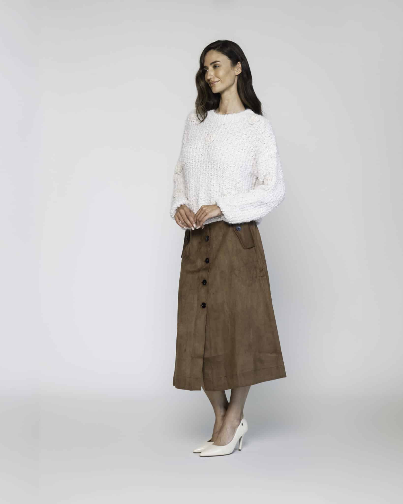Sweater blanco con textura bouclé, cuello redondo y mangas largas, modelo Formentera, frente.