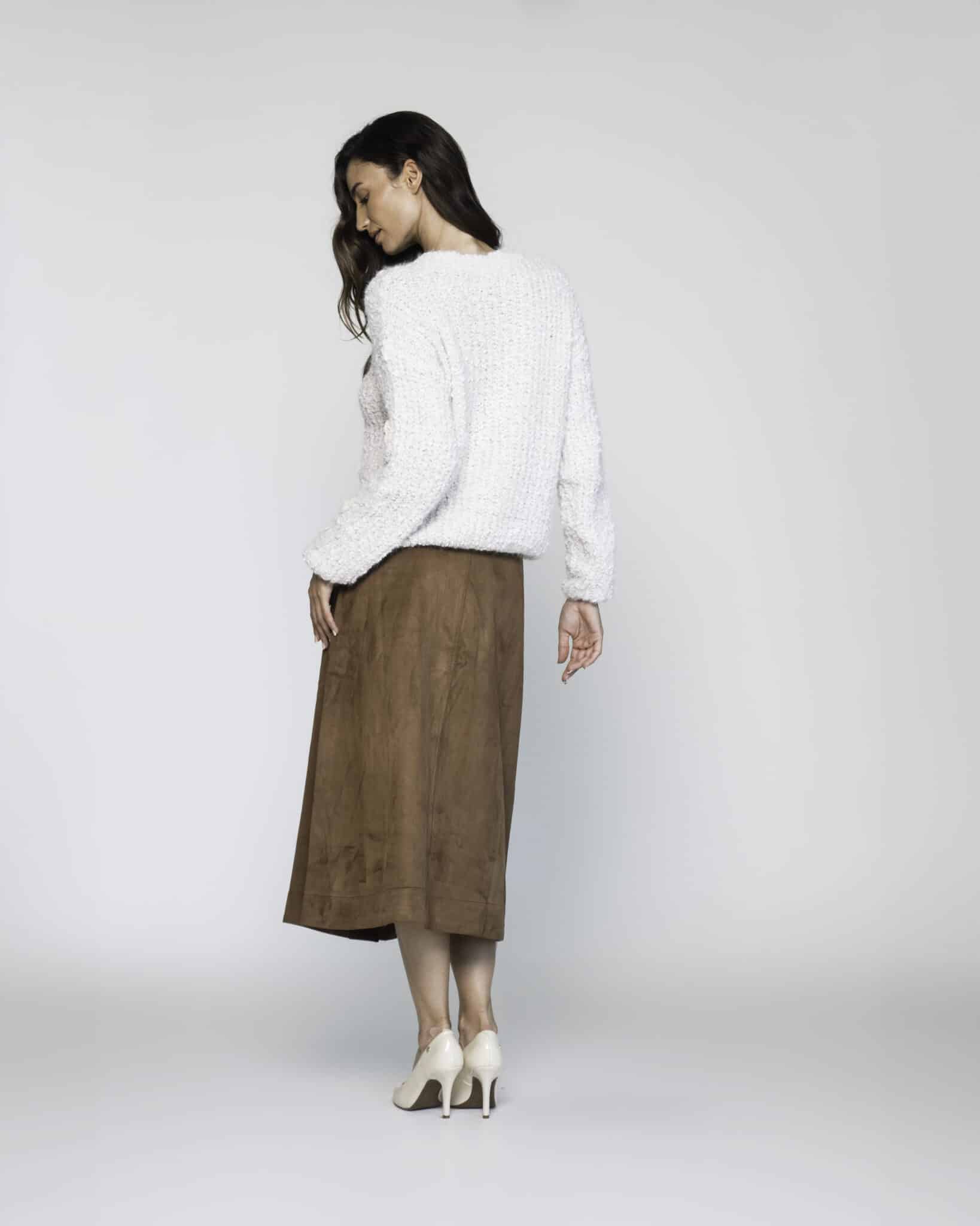 Sweater blanco con textura bouclé, cuello redondo y mangas largas, modelo Formentera, frente.