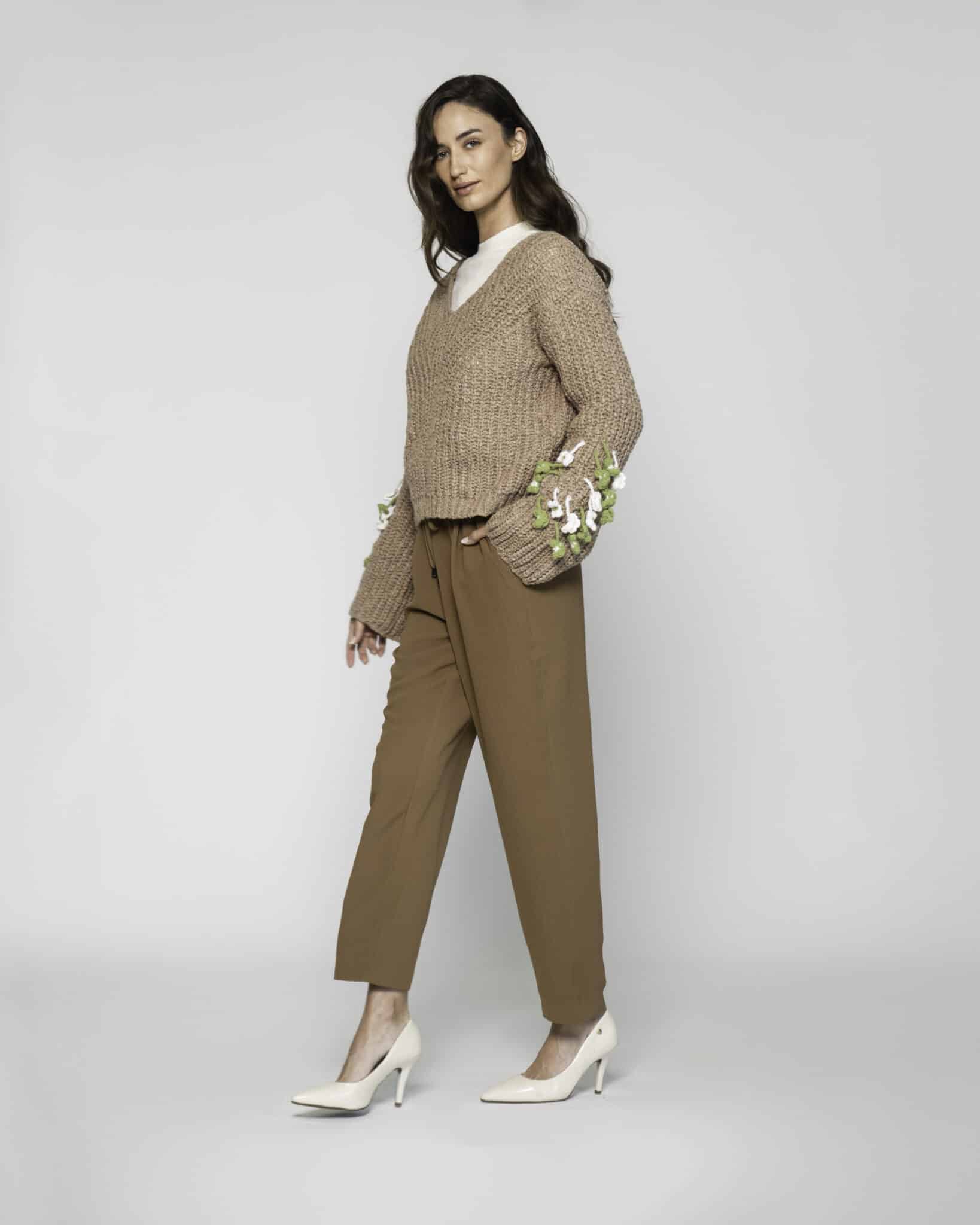 Sweater tejido camel con cuello en V y bordado floral en puños, modelo Formentera, vista frontal.