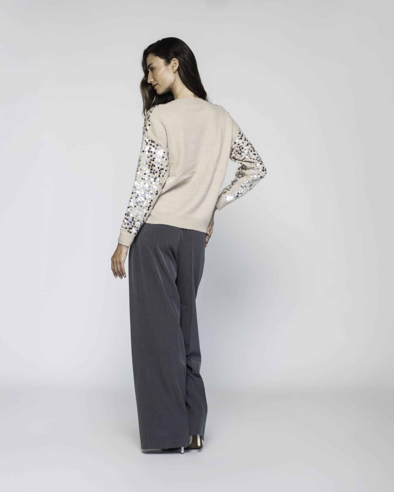 Sweater tejido camel con estampado de puntos negros, cuello redondo y manga larga, modelo Formentera.