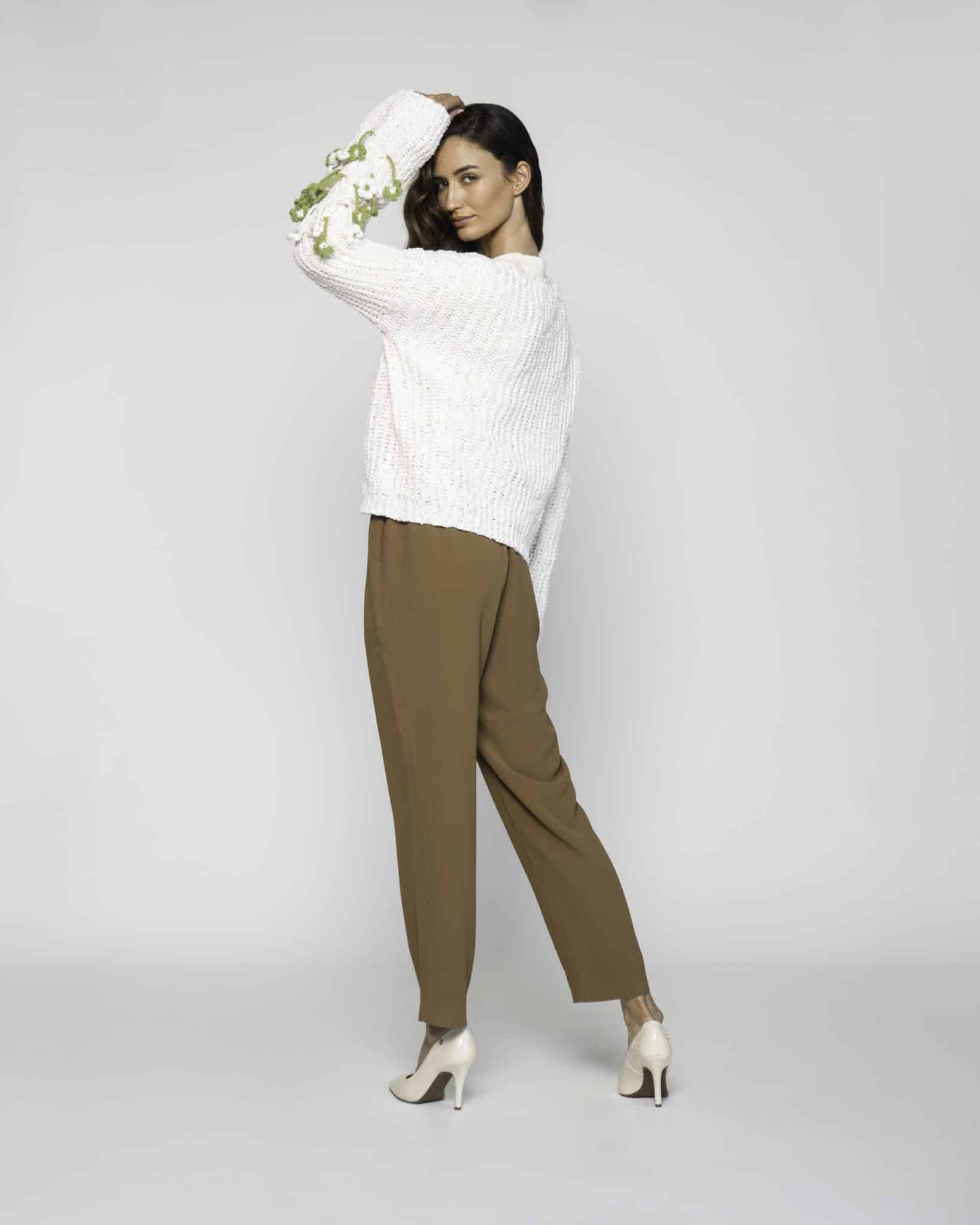 Sweater tejido crudo con bordado floral verde en mangas, cuello redondo, modelo Formentera.